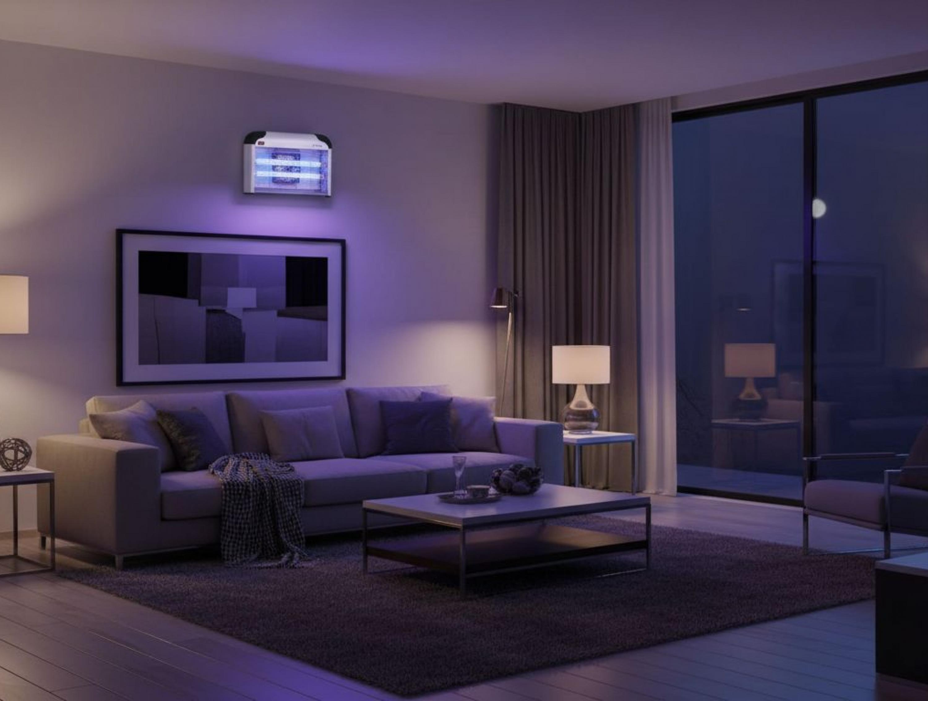 Sala con sofá, mesa de centro y ventana por la noche. Un insecticida brilla en morado.