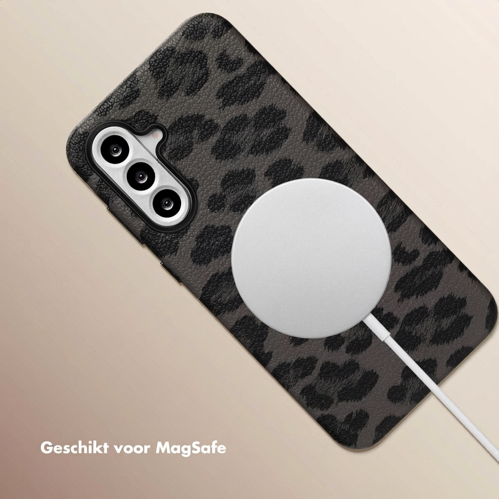 Coque de téléphone grise à imprimé léopard et chargeur MagSafe.