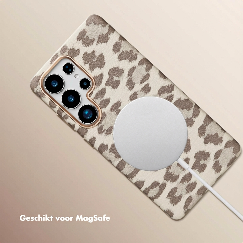 Ein Handy mit Leopardenmuster-Hülle und MagSafe-Ladegerät.