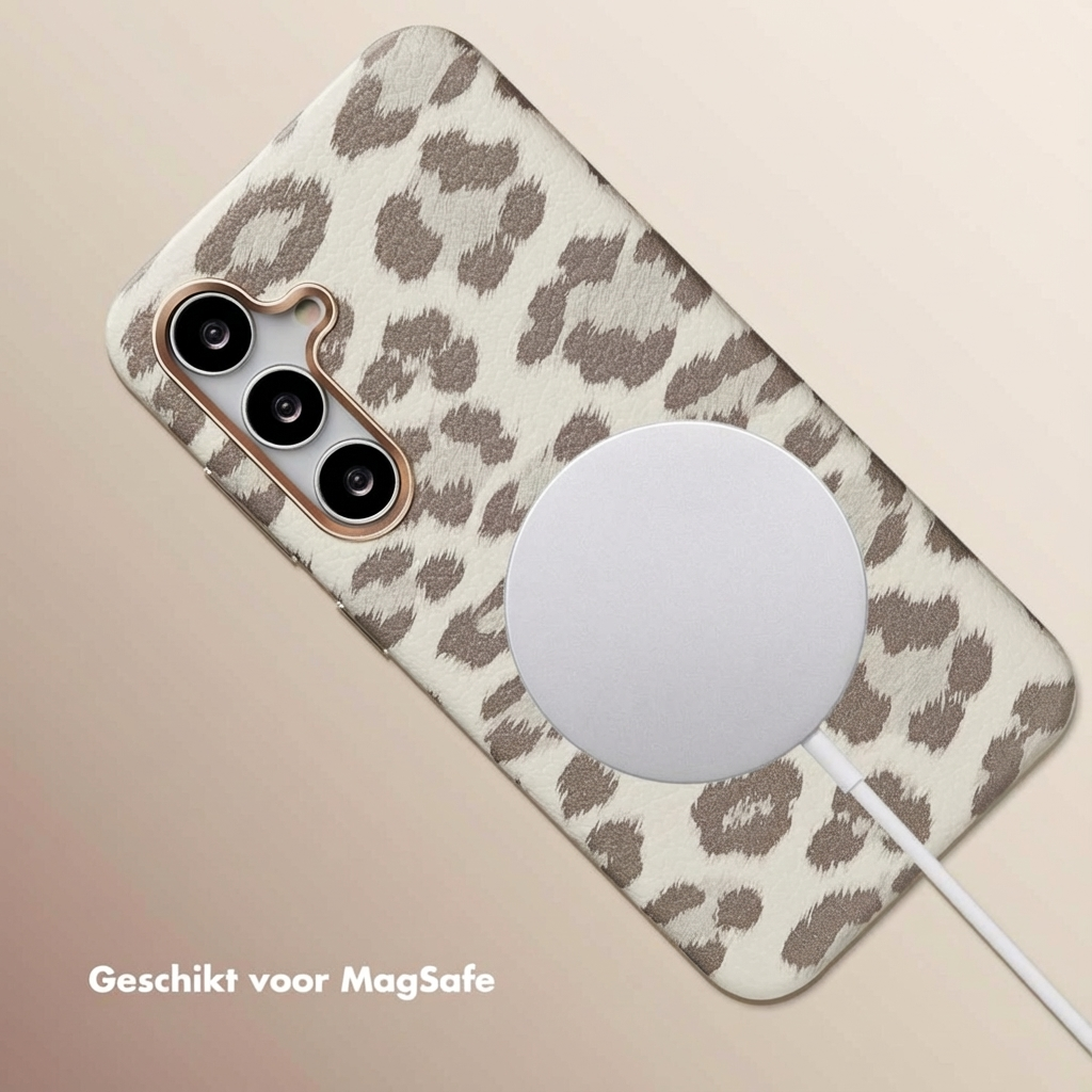 Telefoonhoesje met luipaardprint en MagSafe-lader.