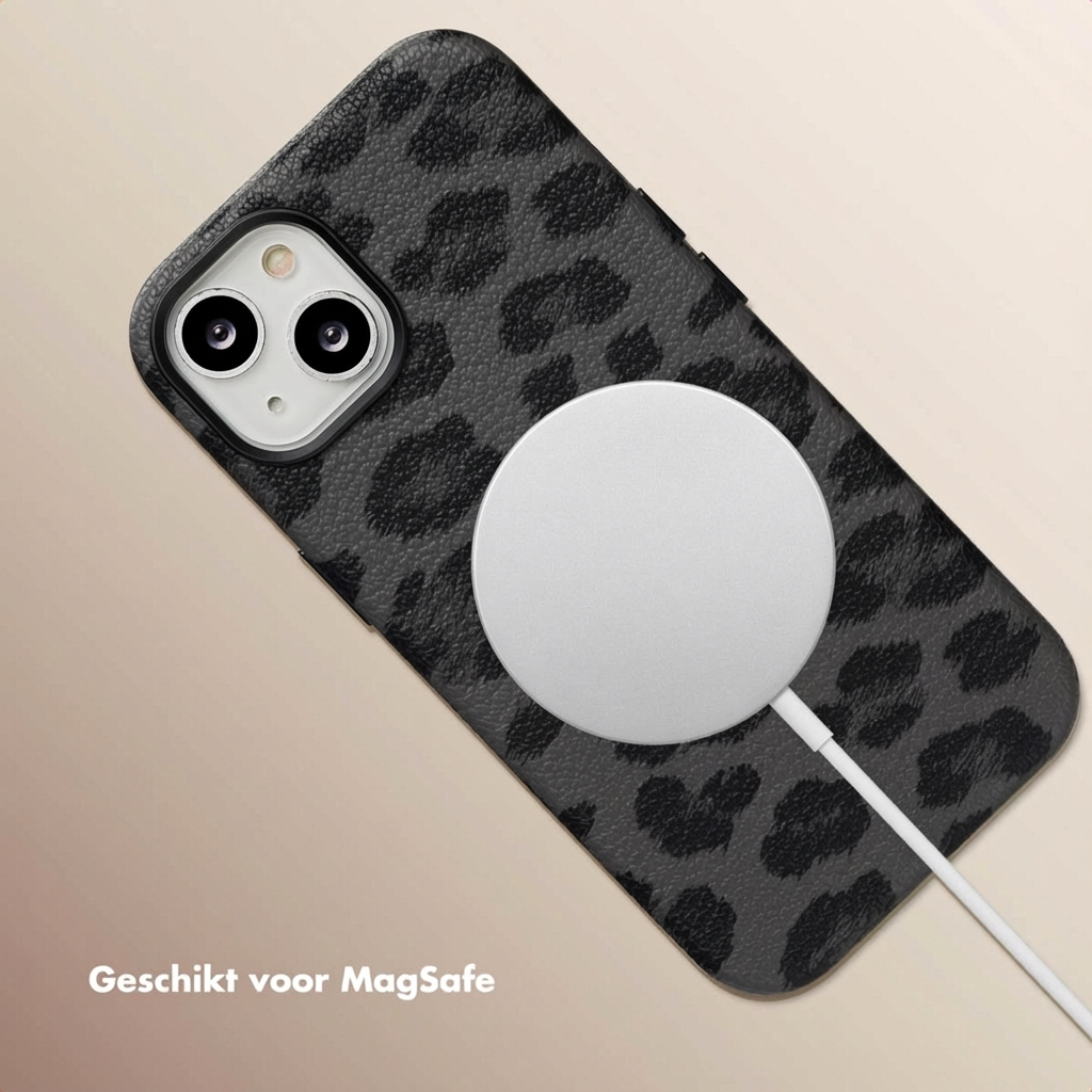 Een zwarte iPhone met een luipaardprint hoesje en MagSafe lader.