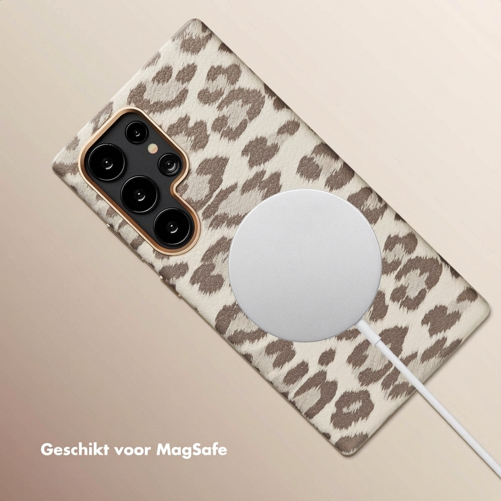 Achterkant van smartphone met luipaardprint hoes en MagSafe lader.