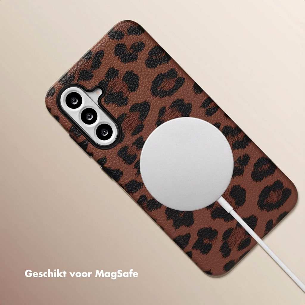 Bruine telefoonhoes met luipaardprint en MagSafe lader.