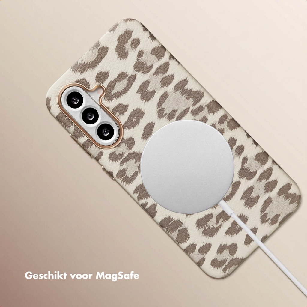 Een telefoon met hoesje met luipaardprint, MagSafe lader en kabel.