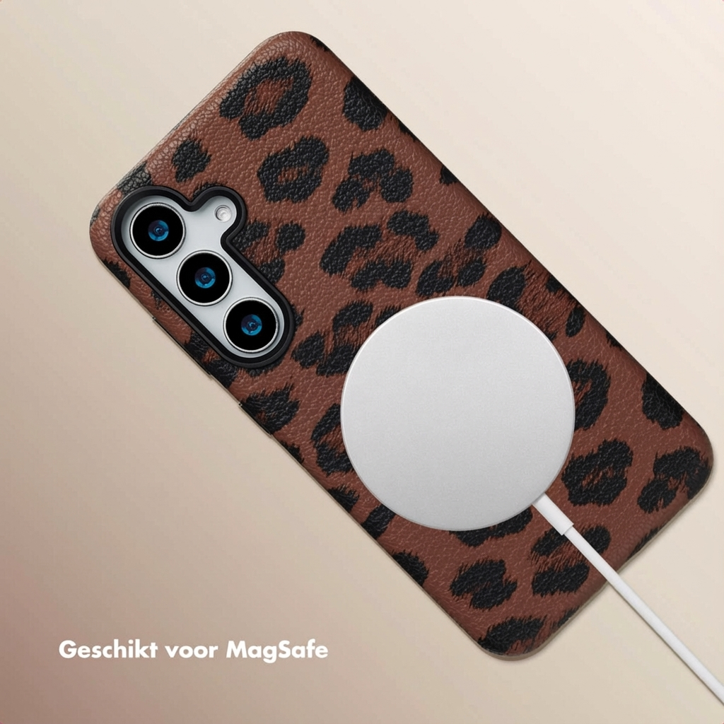 Coque de téléphone marron imprimé léopard avec chargeur MagSafe.
