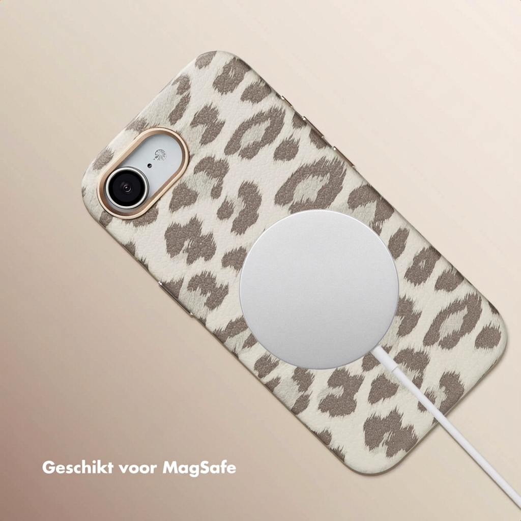 Una cover per telefono leopardata con caricatore MagSafe.