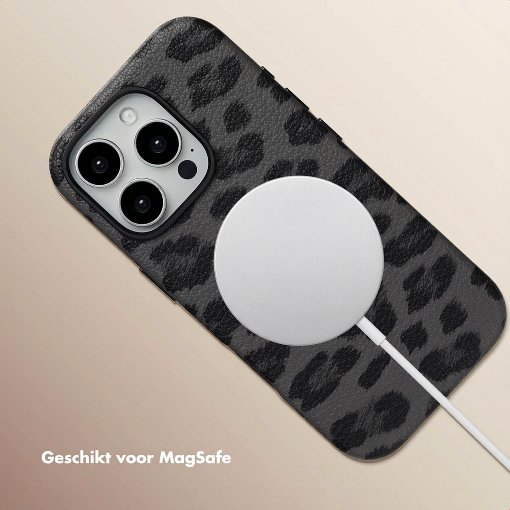 iPhone hoesje met luipaardprint en MagSafe oplader.