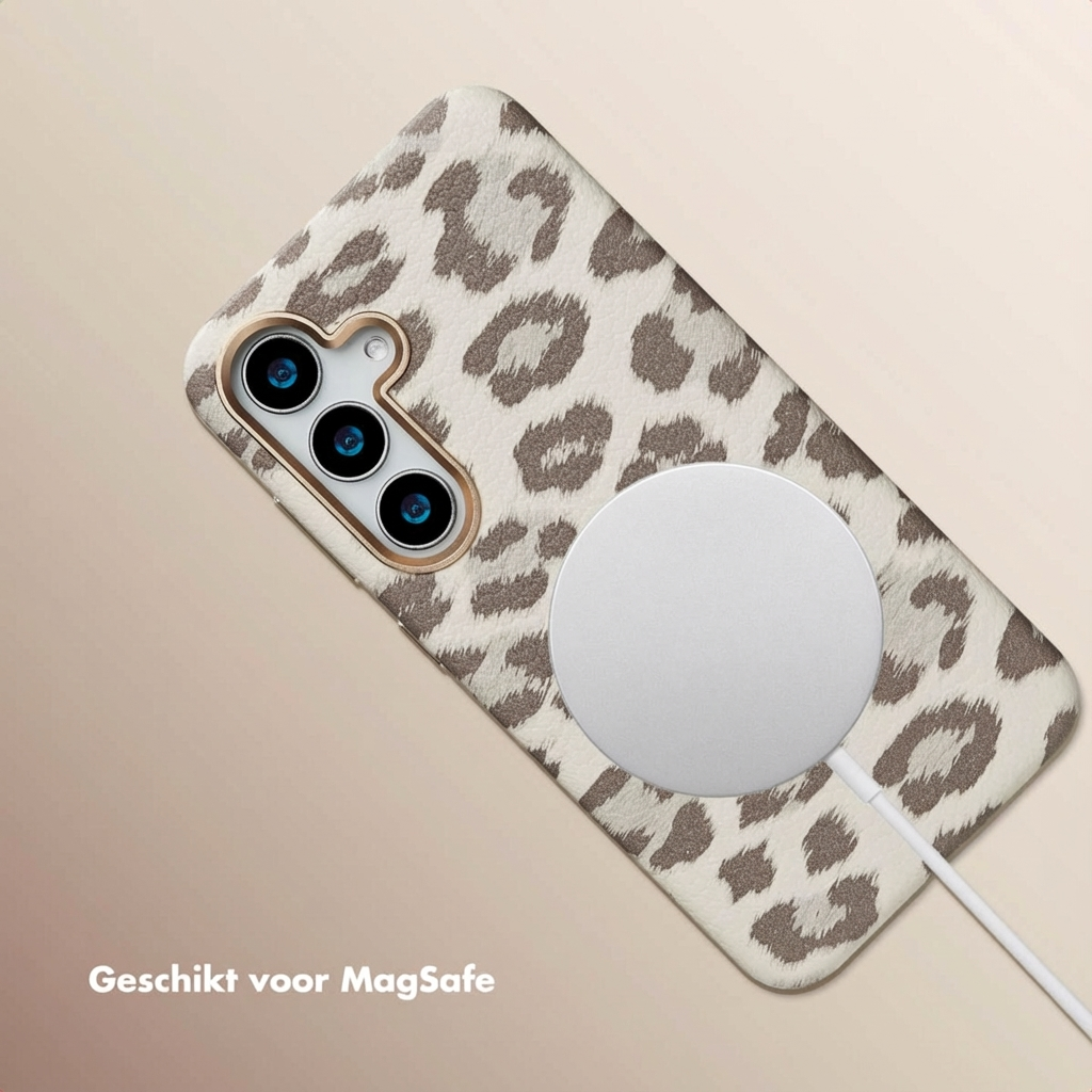 Een smartphone met luipaardprint hoesje en MagSafe lader.