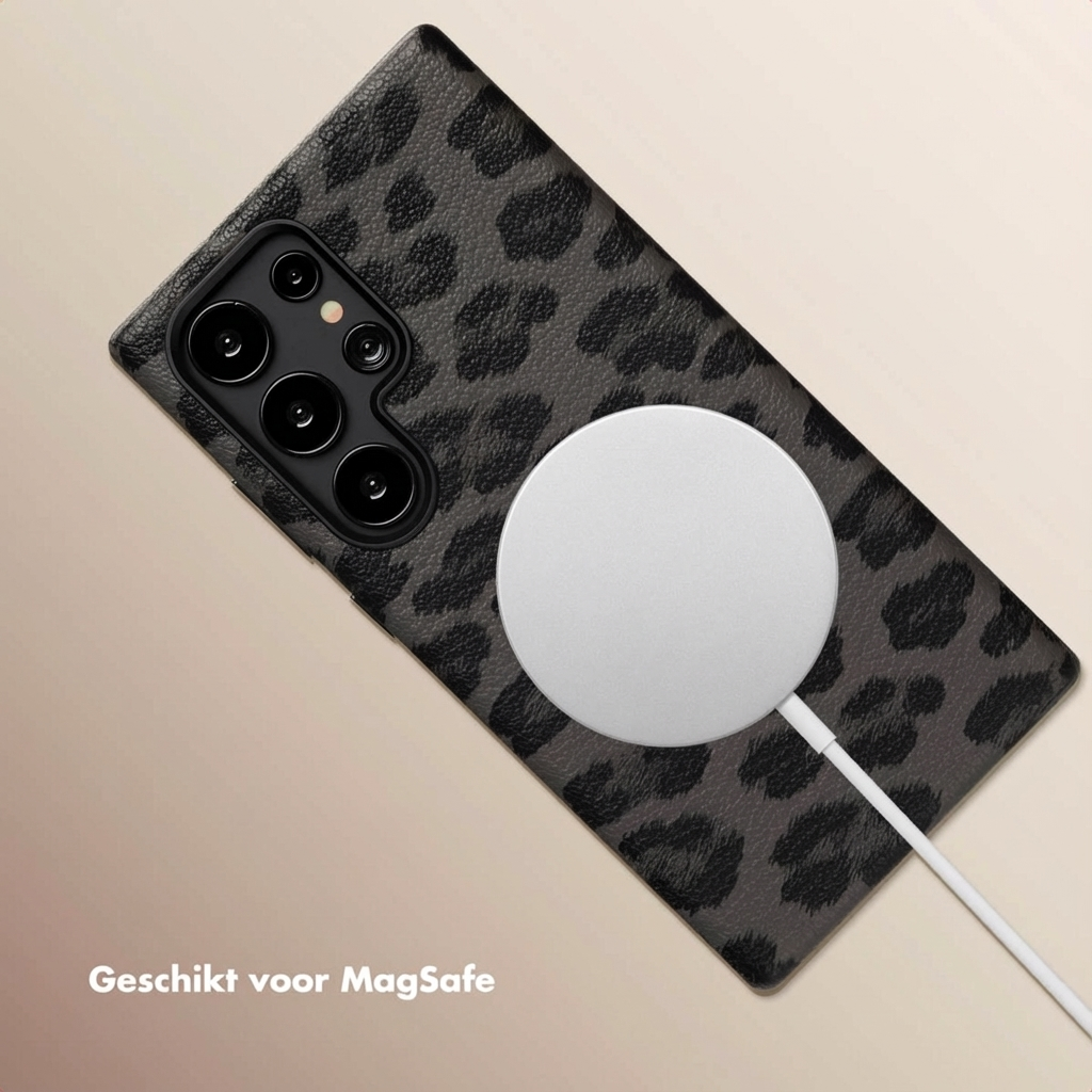 Smartphone met luipaardprint hoesje, MagSafe lader aangesloten.