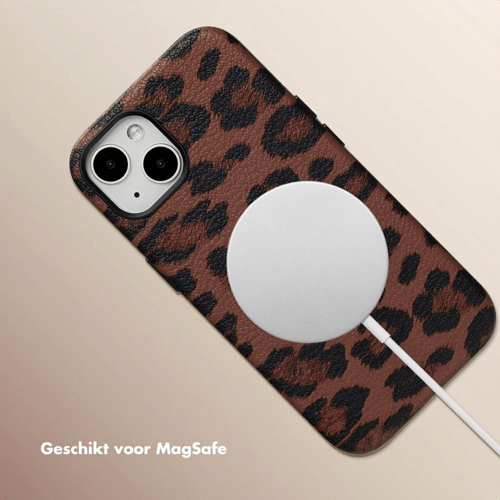 Bruine telefoonhoes met luipaardprint en MagSafe-oplader.