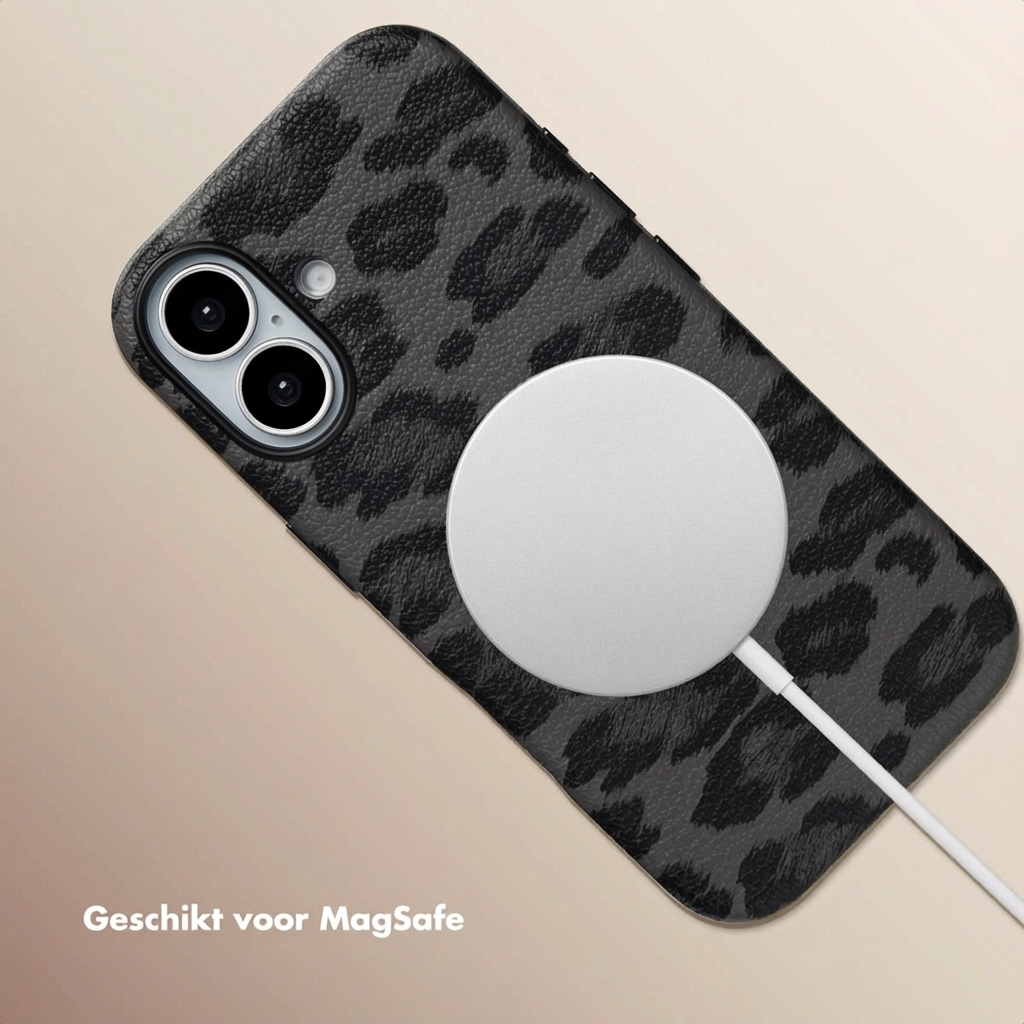 Zwarte telefoonhoes met luipaardprint en MagSafe-oplader.