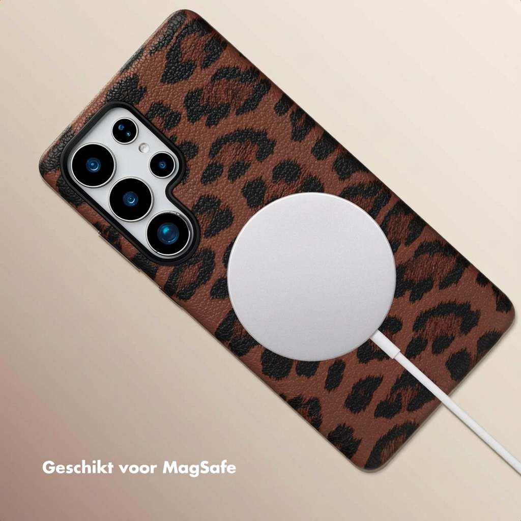 Braune Handyhülle mit Leopardenmuster und MagSafe-Ladegerät.
