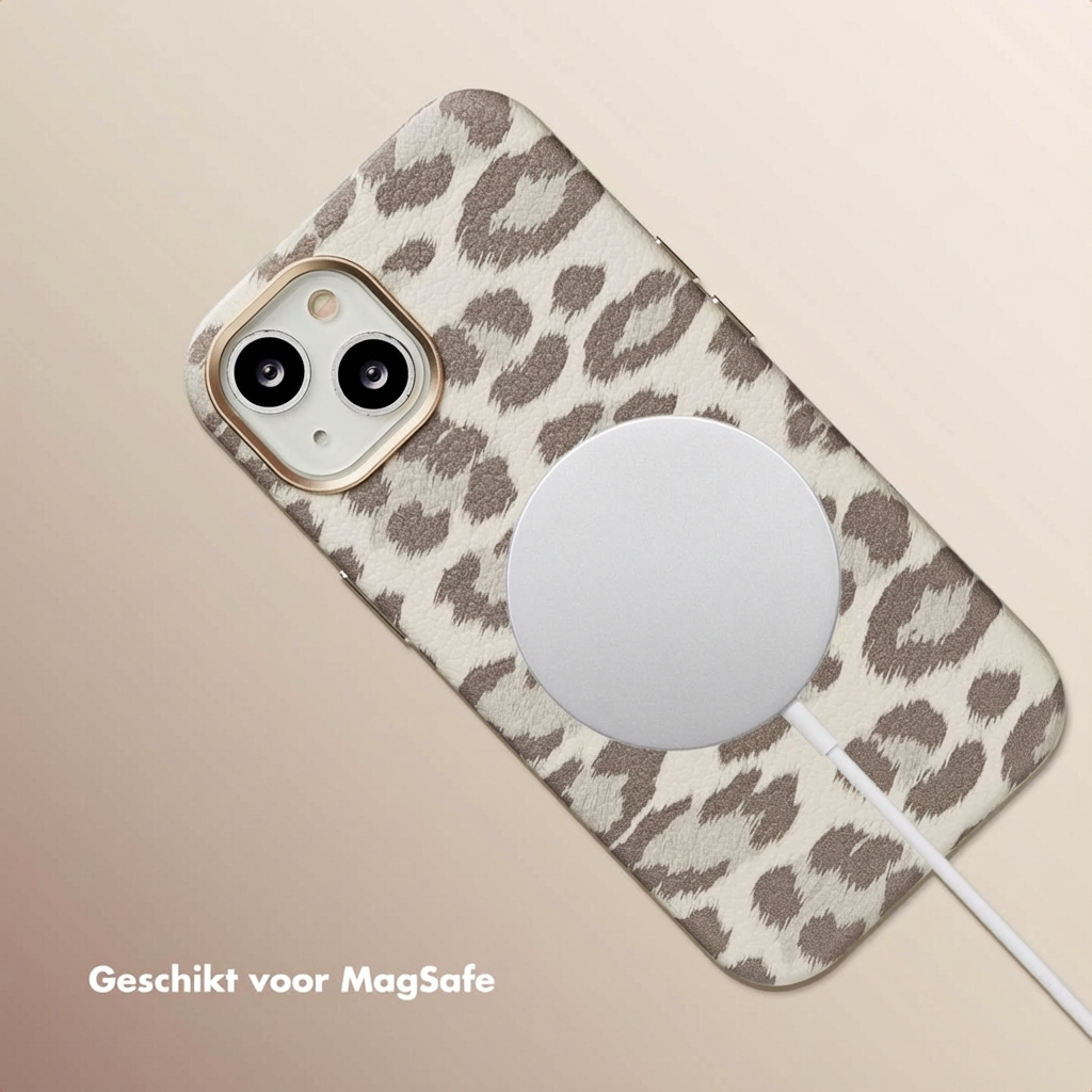 Een telefoon met luipaardprint hoesje en MagSafe lader.