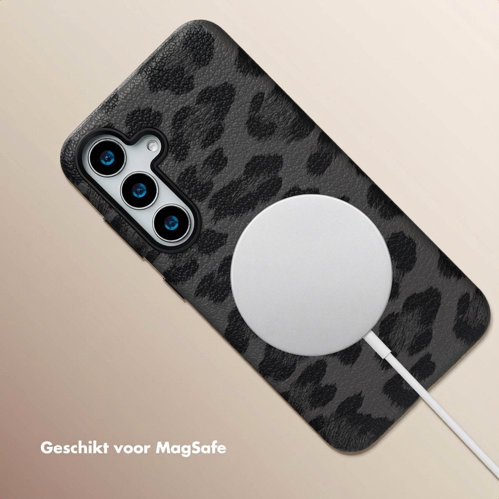 Coque de téléphone noire motif léopard avec chargeur MagSafe.