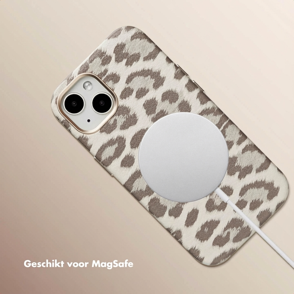 Een iPhone met luipaardprint hoesje en MagSafe lader op beige achtergrond.
