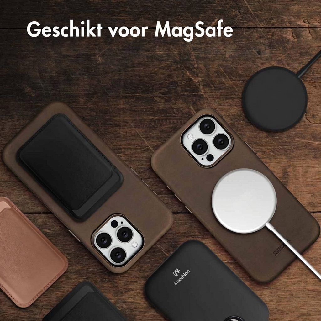 Étuis de téléphone marron avec accessoires MagSafe sur fond de bois.