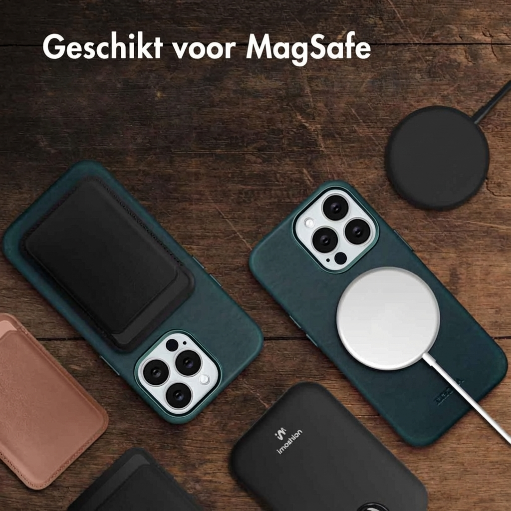 Drie iPhone-hoesjes en een MagSafe-oplader op houten achtergrond.