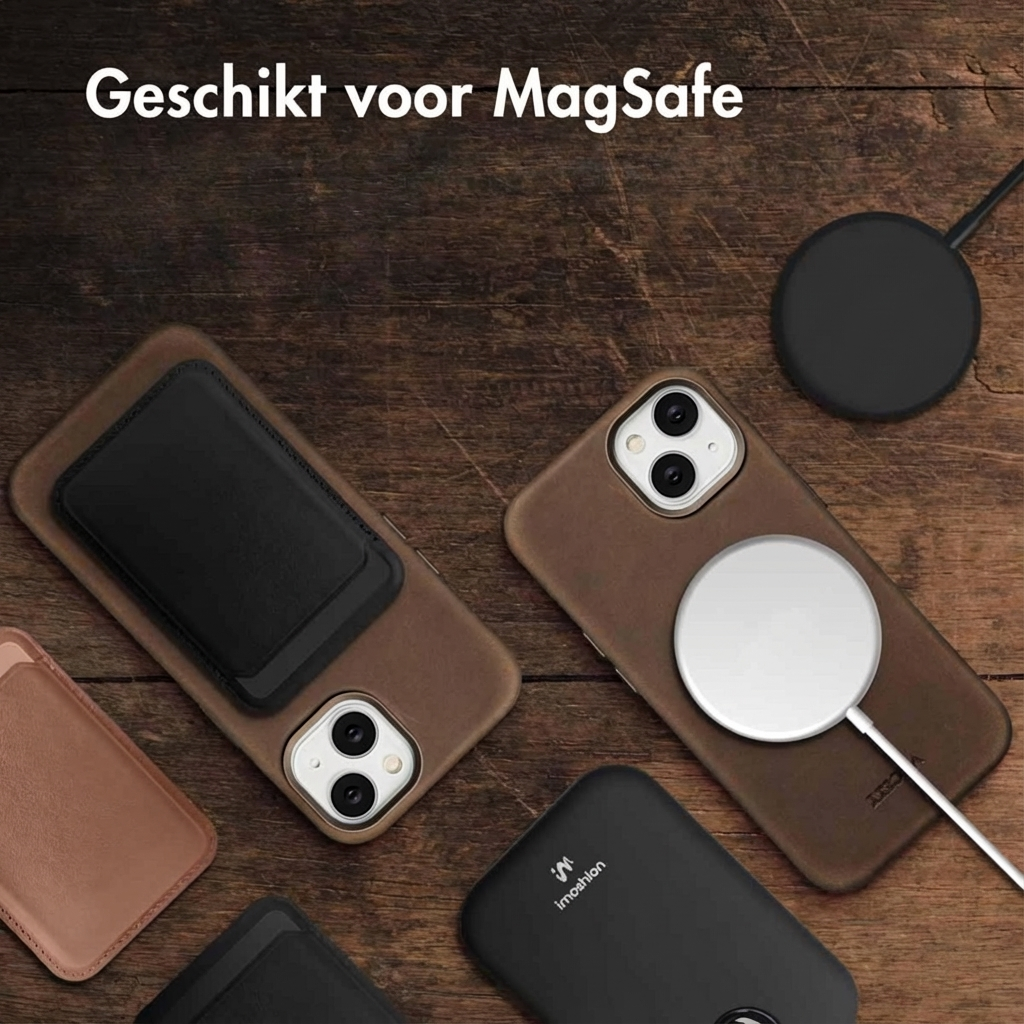 Bruine iPhones met MagSafe opladers en accessoires op houten ondergrond.