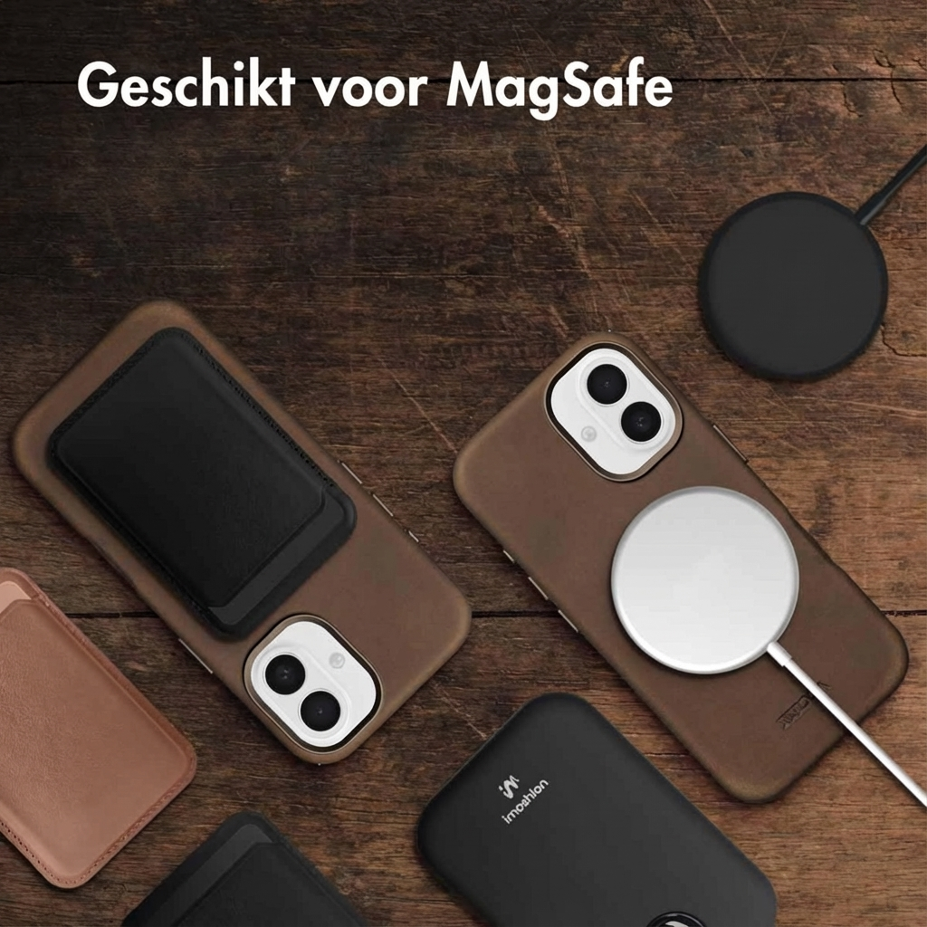 Bruine telefoonhoesjes met MagSafe accessoires en laders op houten achtergrond.