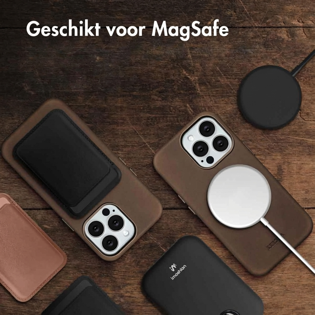 Bruine telefoonhoesjes met MagSafe lader en accessoires op hout.
