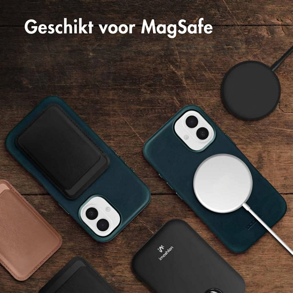 iPhone-hoesjes en MagSafe-accessoires op houten achtergrond.