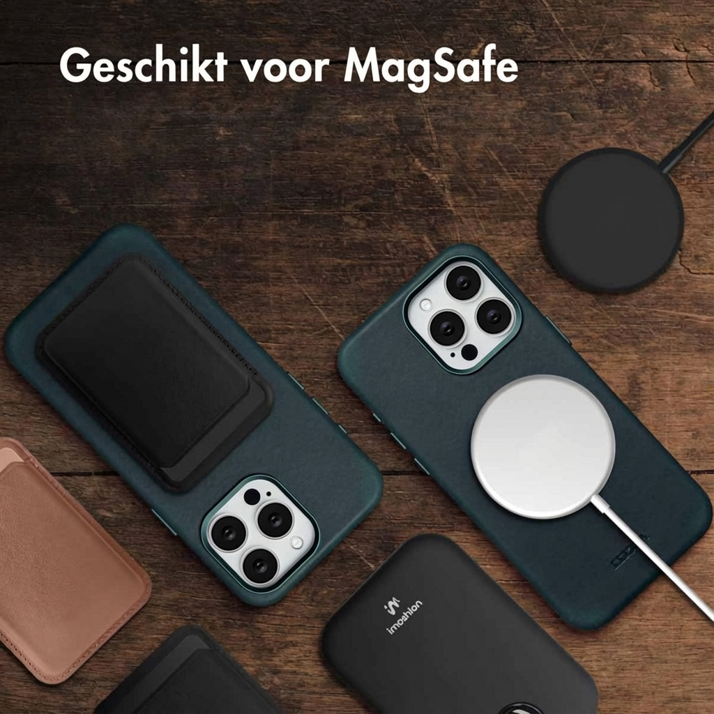 Deux étuis iPhone, chargeurs MagSafe et un portefeuille sur fond de bois.