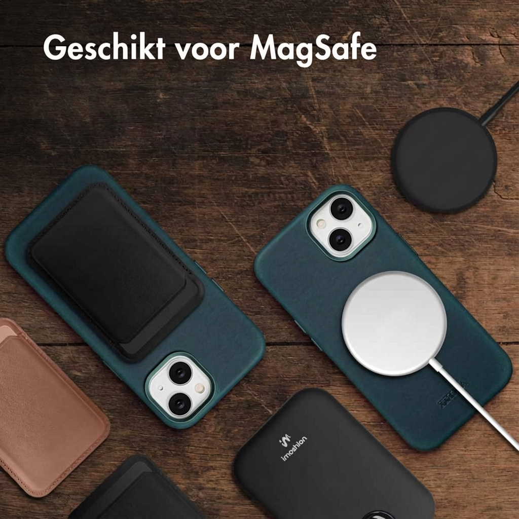 Deux coques de téléphone vertes avec accessoires MagSafe sur fond bois.