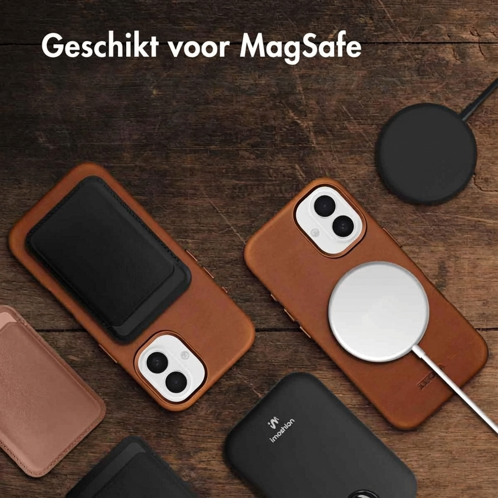 Coques de téléphone marron avec chargeur MagSafe et accessoires sur fond bois.