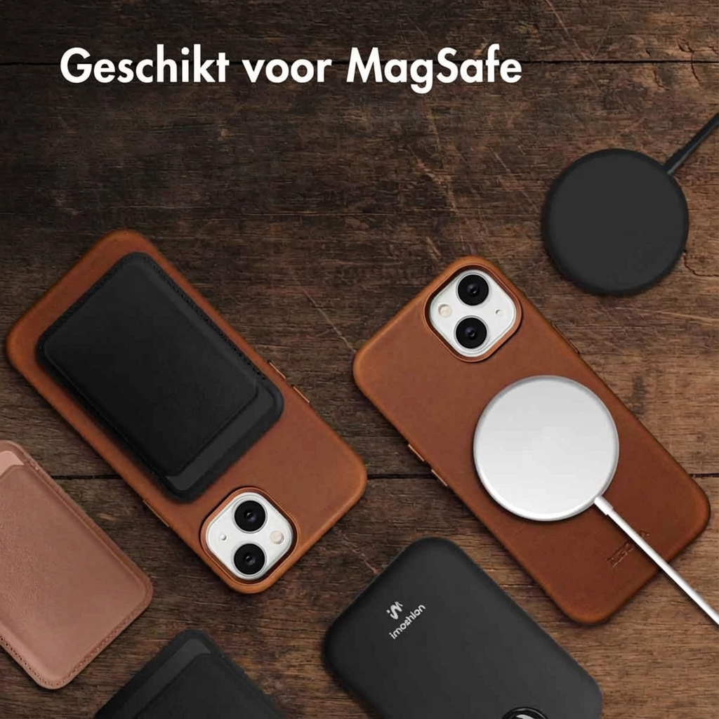 Bruine telefoonhoesjes met MagSafe accessoires op houten achtergrond.