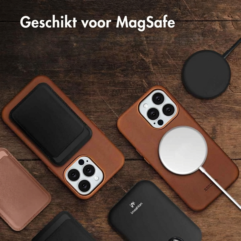 Bruine telefoonhoesjes met MagSafe accessoires op houten achtergrond.