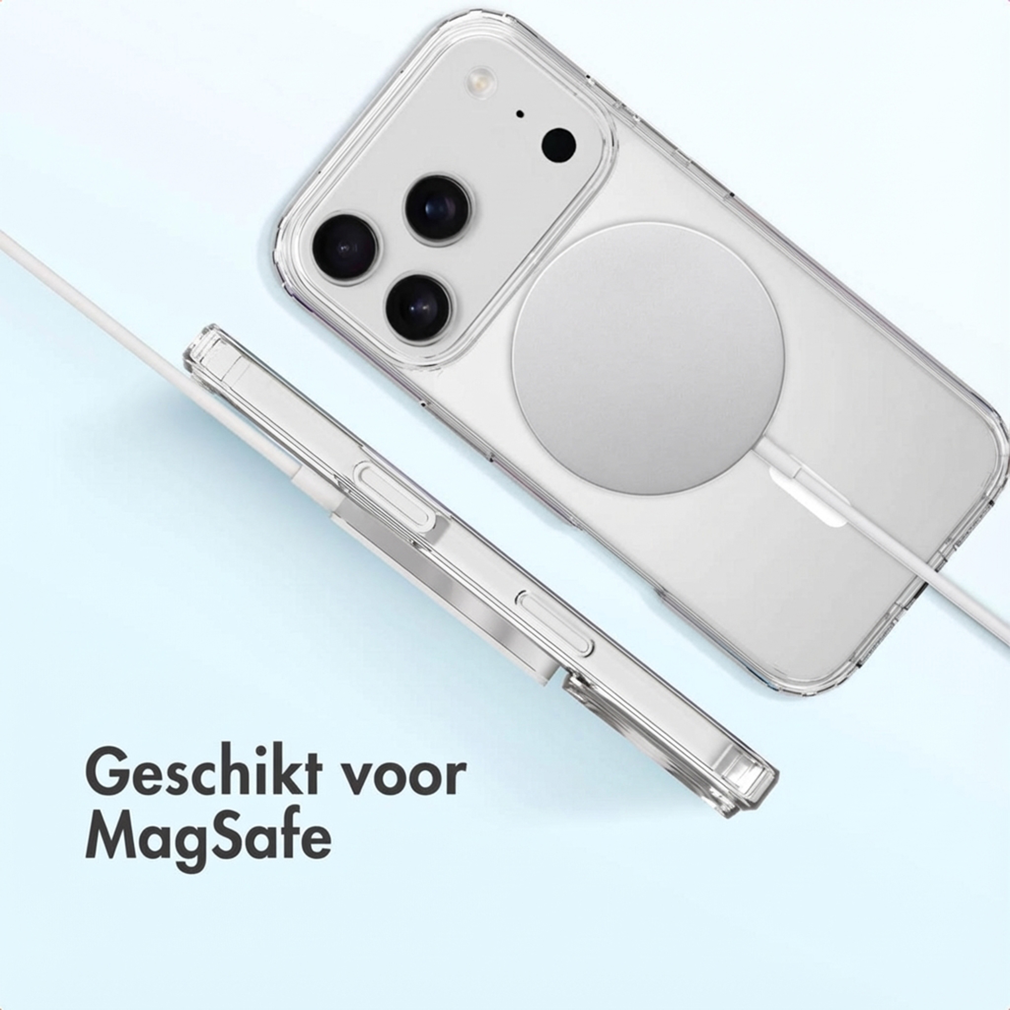 Custodia trasparente per telefono con anello MagSafe e cavo su sfondo azzurro.