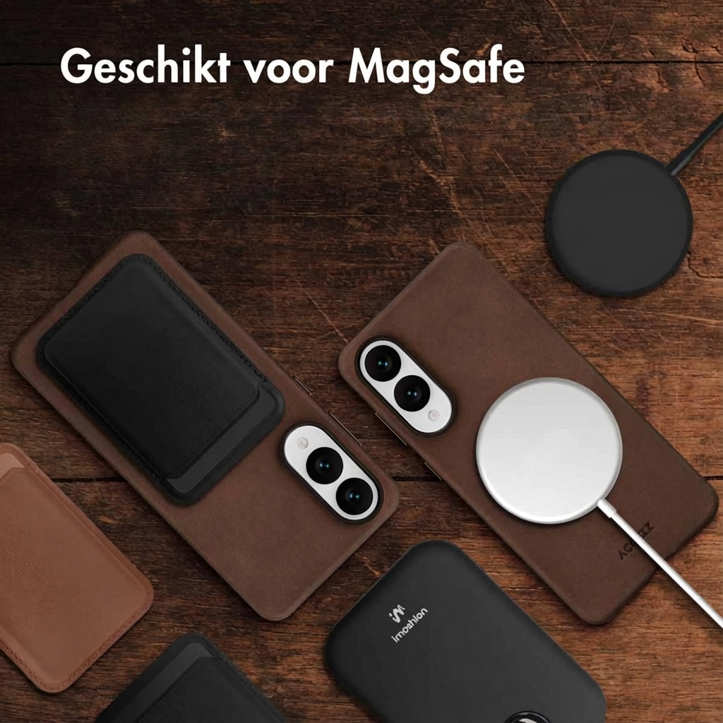 Bruine telefoonhoesjes en MagSafe laders op houten achtergrond.