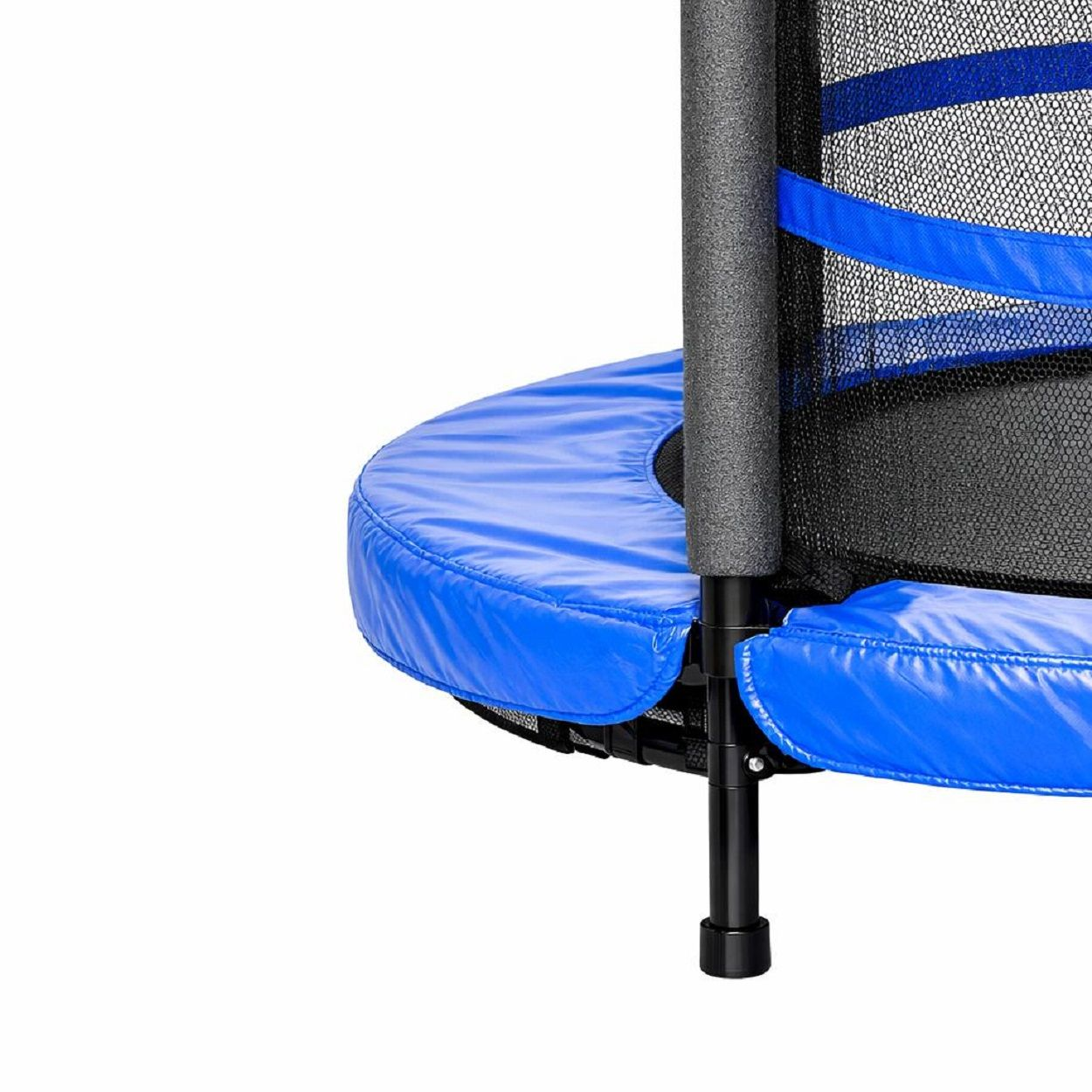 Ein Teil eines blauen Trampolins mit schwarzem Sicherheitsnetz und Polsterung.