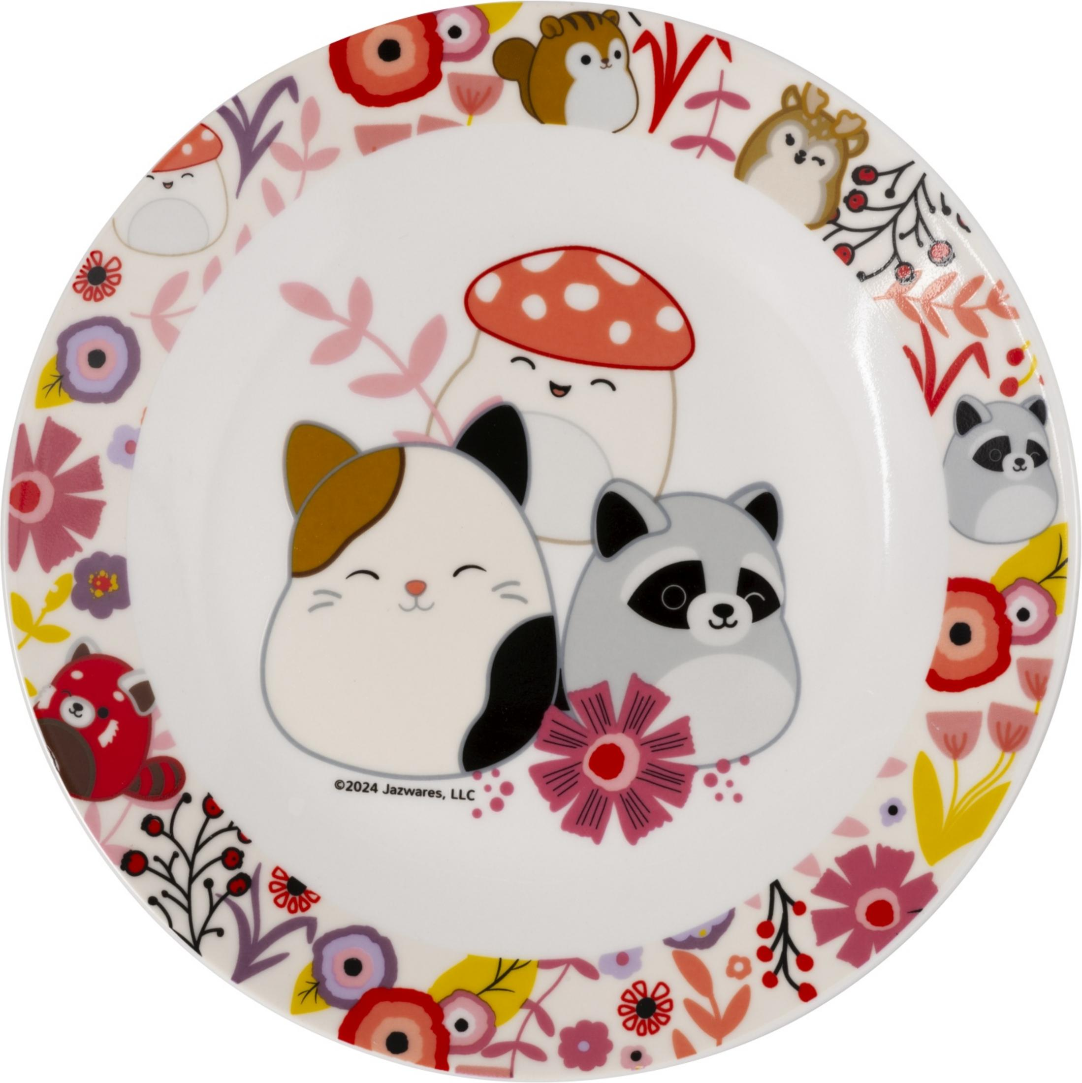 Teller mit niedlichen Tieren und Blumen: Pilz, Katze, Waschbär und roter Panda.