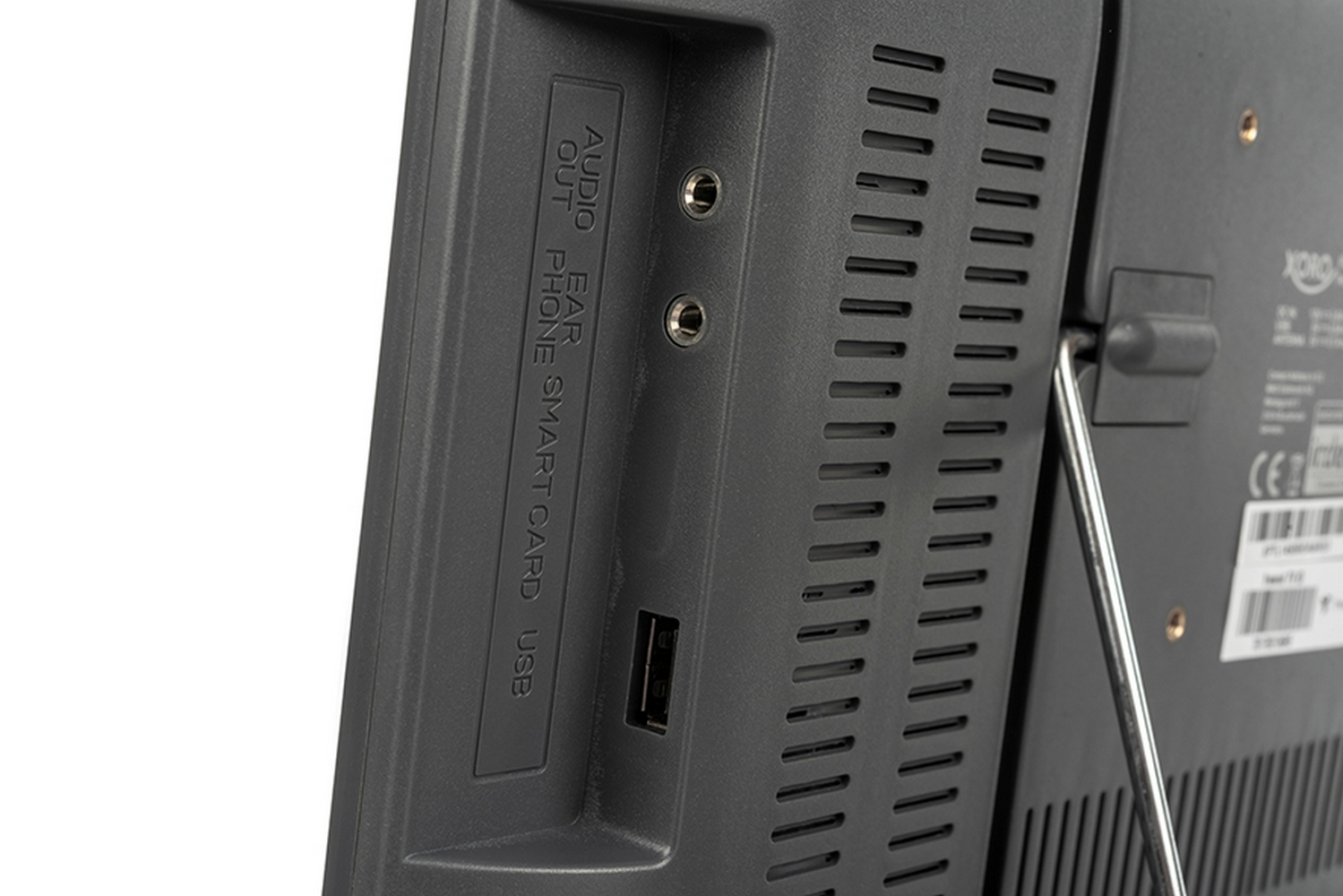 Vista trasera de un TV con puertos: Audio Out, Auriculares, Tarjeta Inteligente, USB.