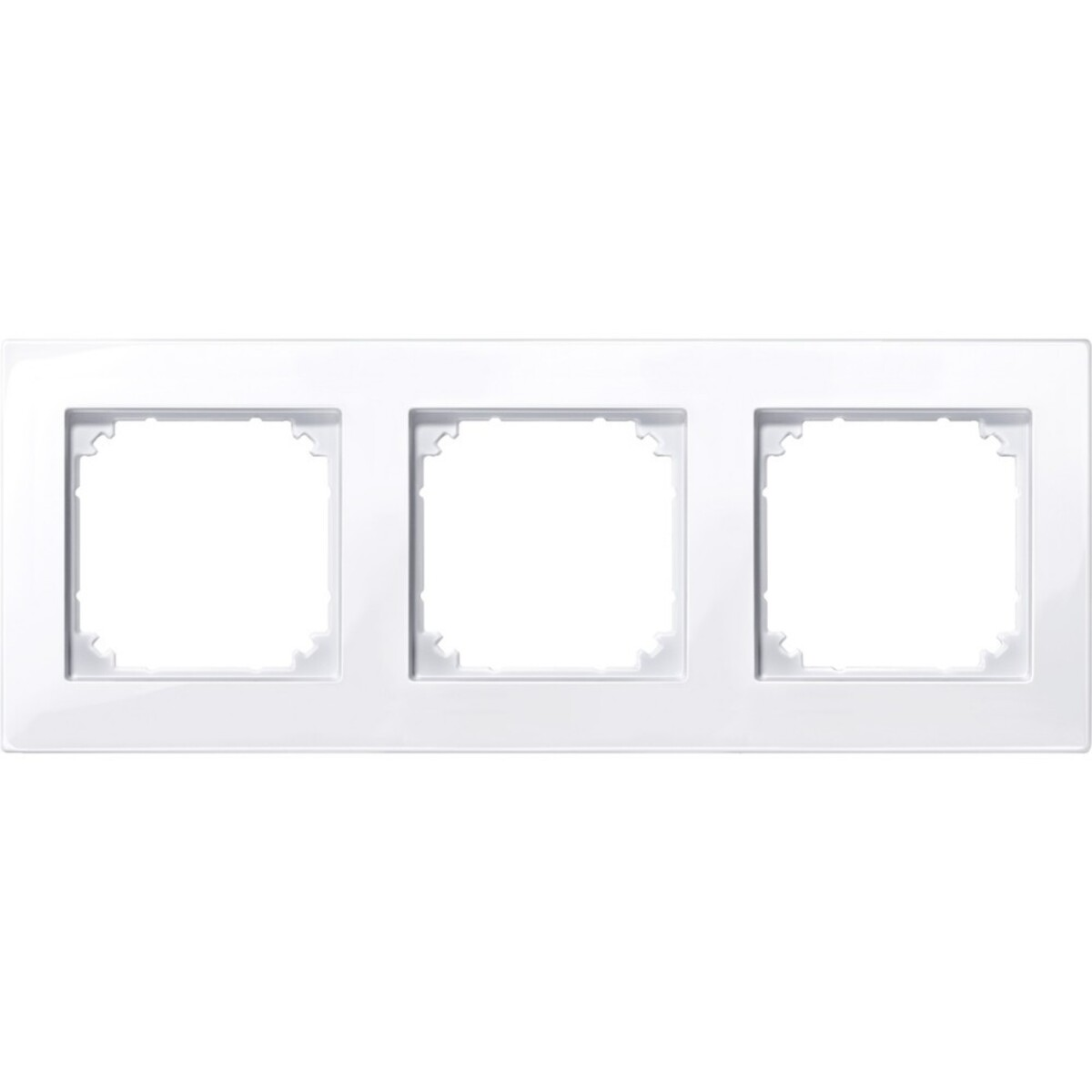 Una cornice bianca in plastica per tre prese elettriche. La cornice è rettangolare con tre aperture quadrate.