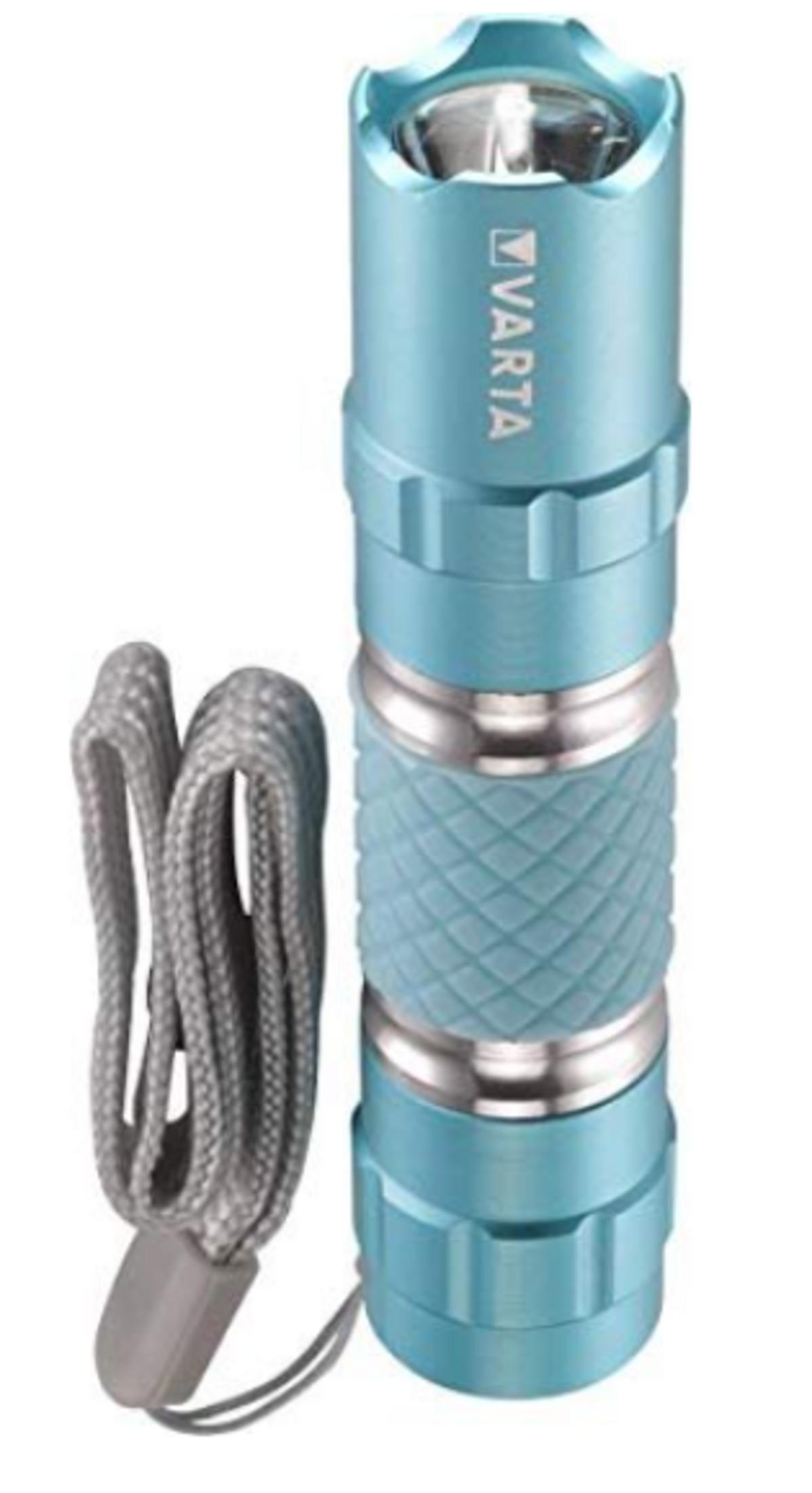 Una torcia Varta azzurra con cordino.