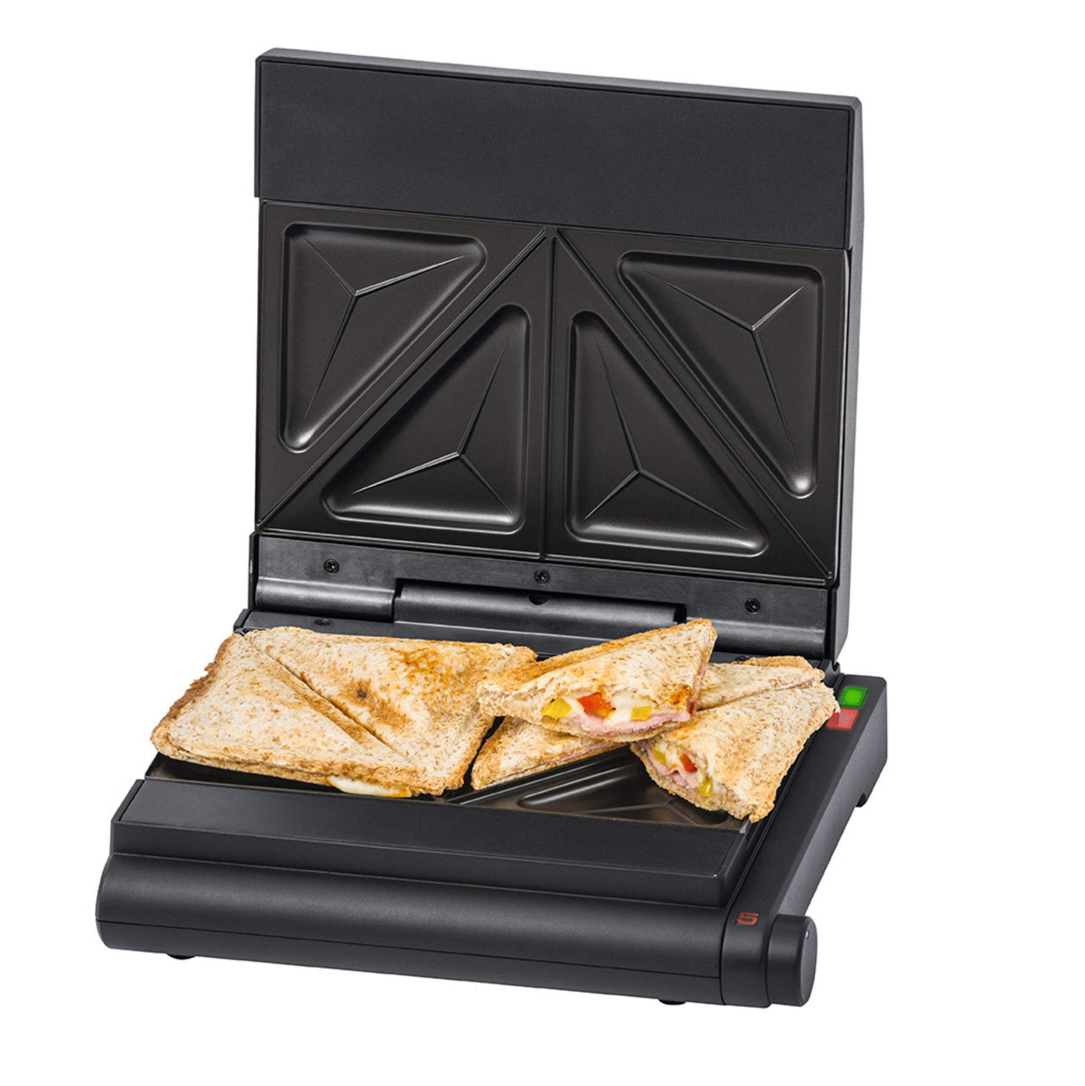 Ein offener Sandwichmaker mit braunen Sandwiches auf der unteren Platte.