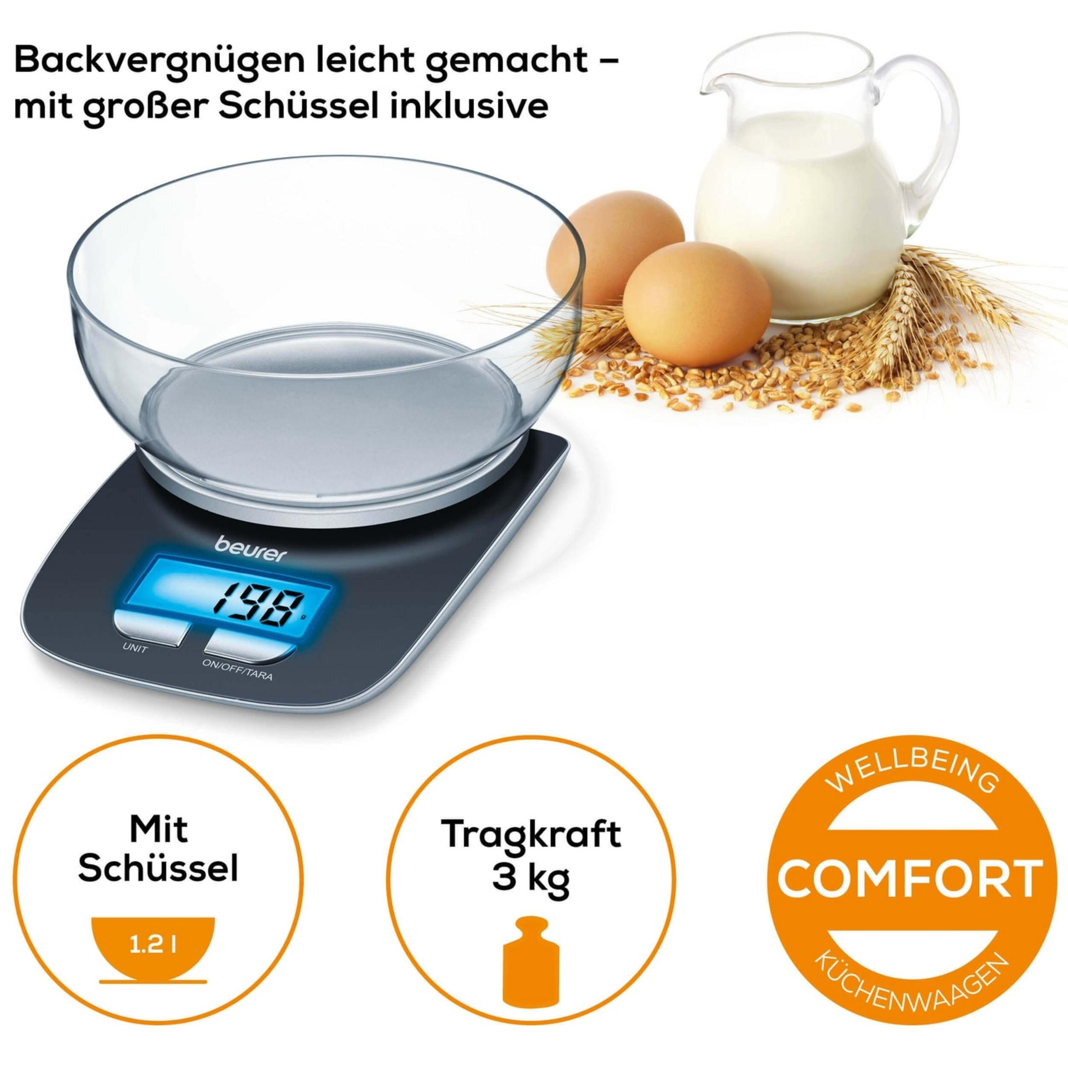 Digitale Küchenwaage mit Glasbehälter, Eiern, Milch und Getreide.