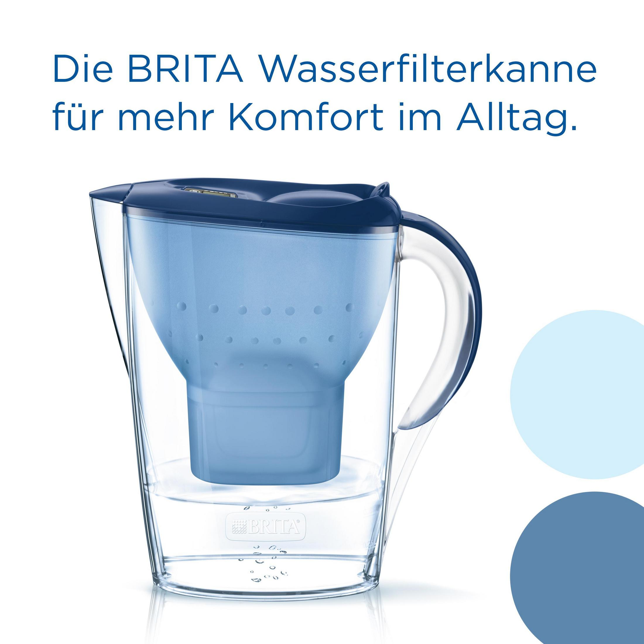 Een blauwe Brita waterfilterkan met een transparante body en blauwe accenten.