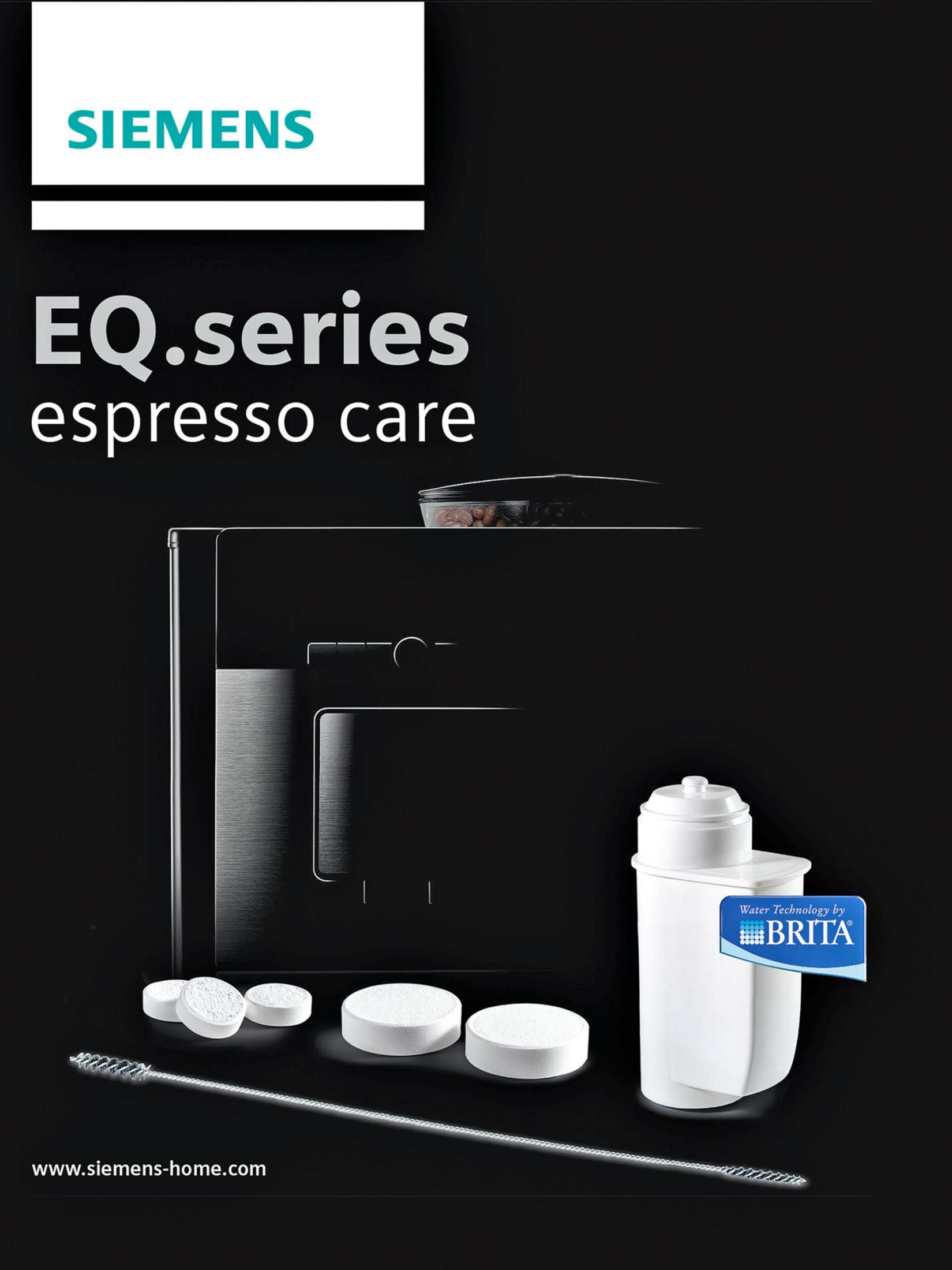 Macchina espresso Siemens EQ.series con prodotti per la cura: pastiglie, spazzola e filtro Brita.