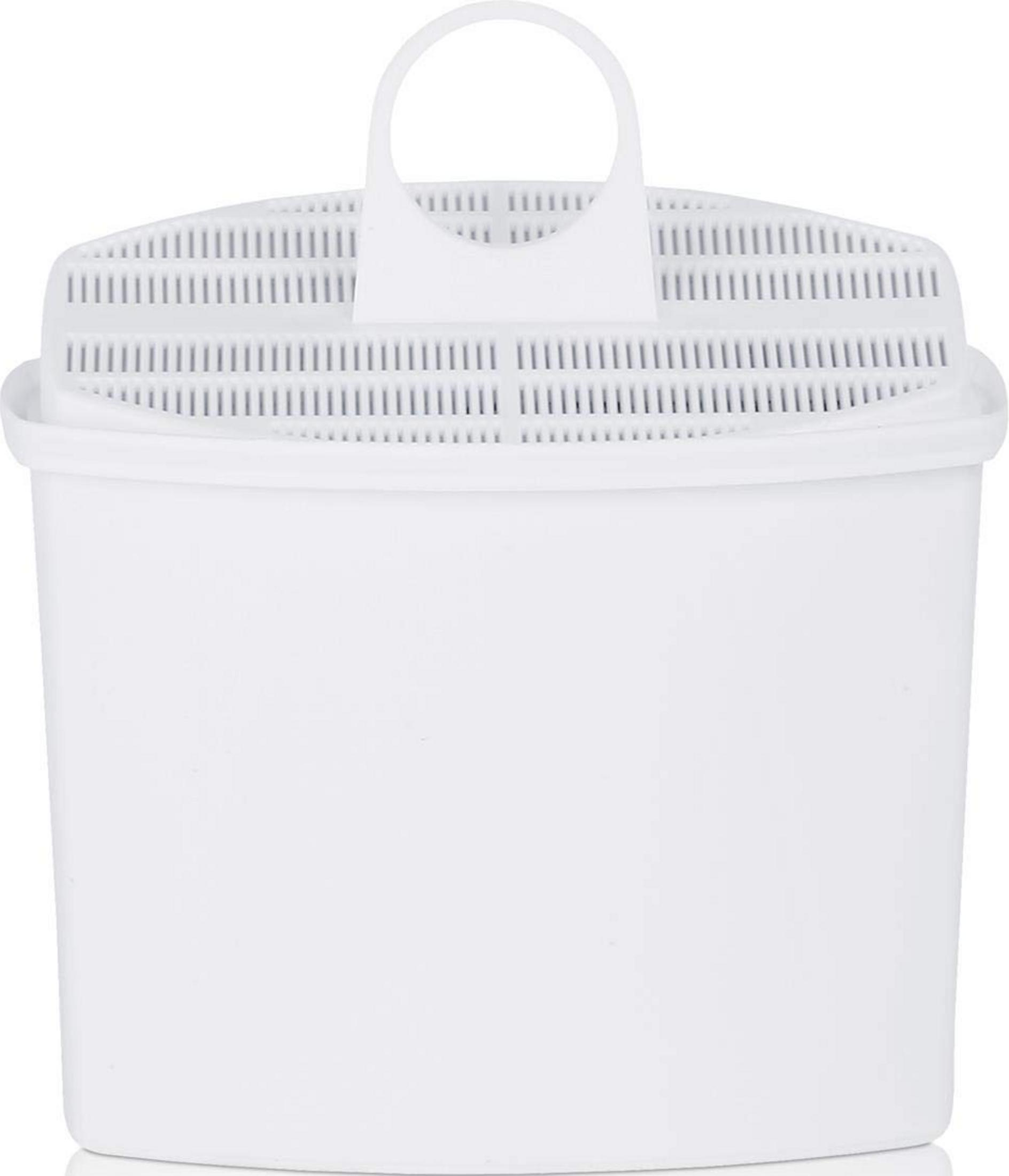 Ein weißer Wasserfilter mit einem Griff oben und vielen Schlitzen.