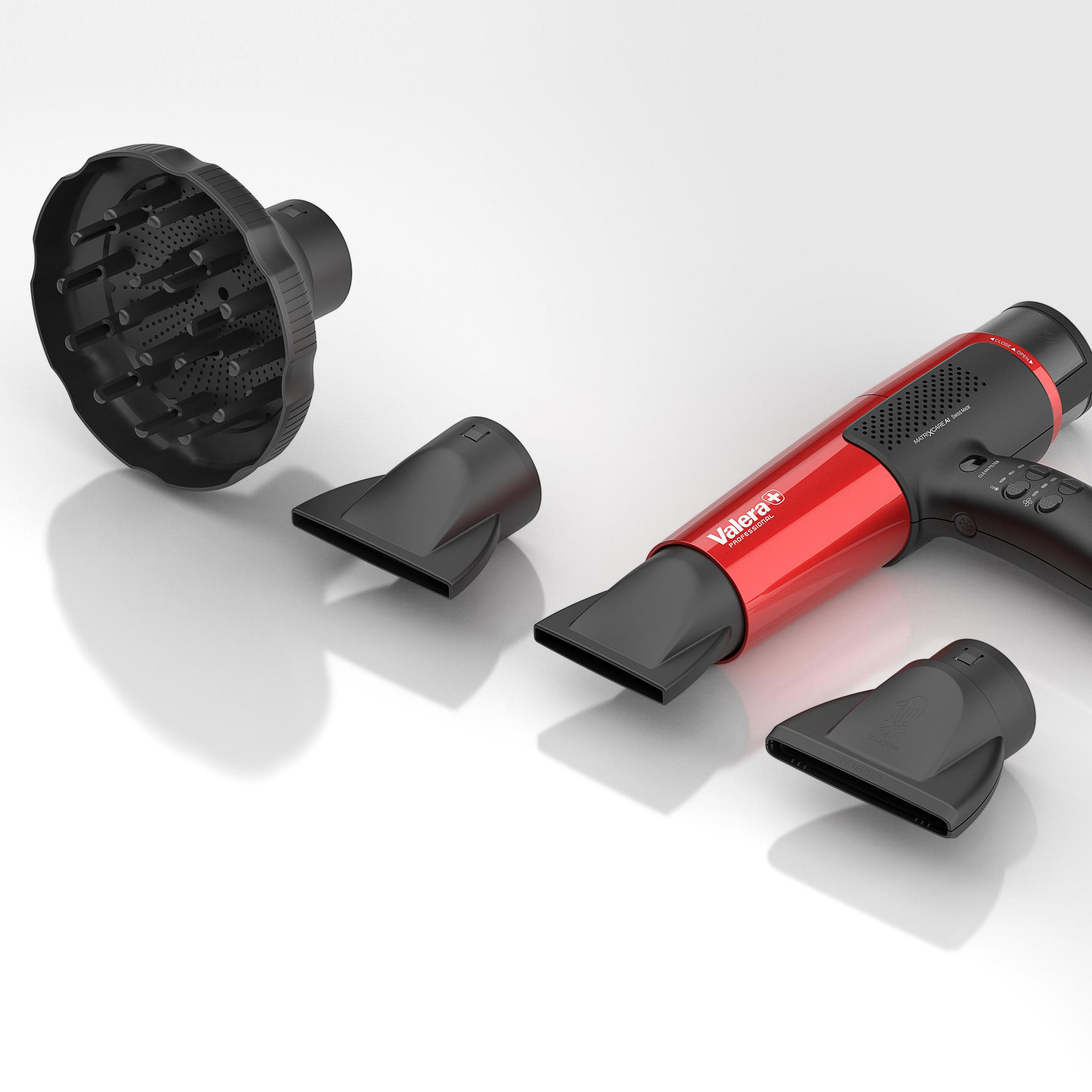 Czerwona suszarka Valera z nasadkami leży na białej powierzchni.