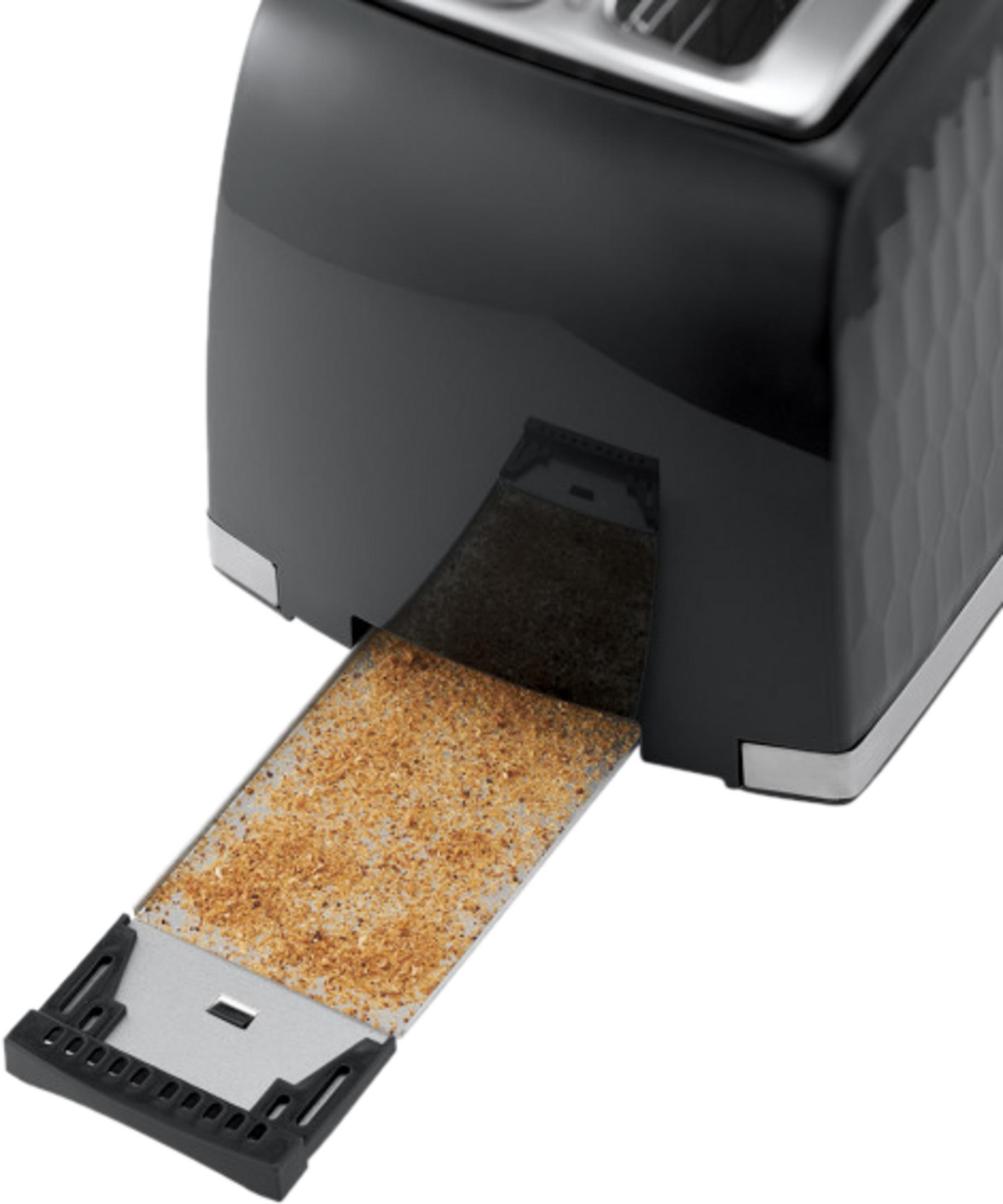 Ein schwarzer Toaster mit herausgezogener Krümelschublade, gefüllt mit Krümeln.