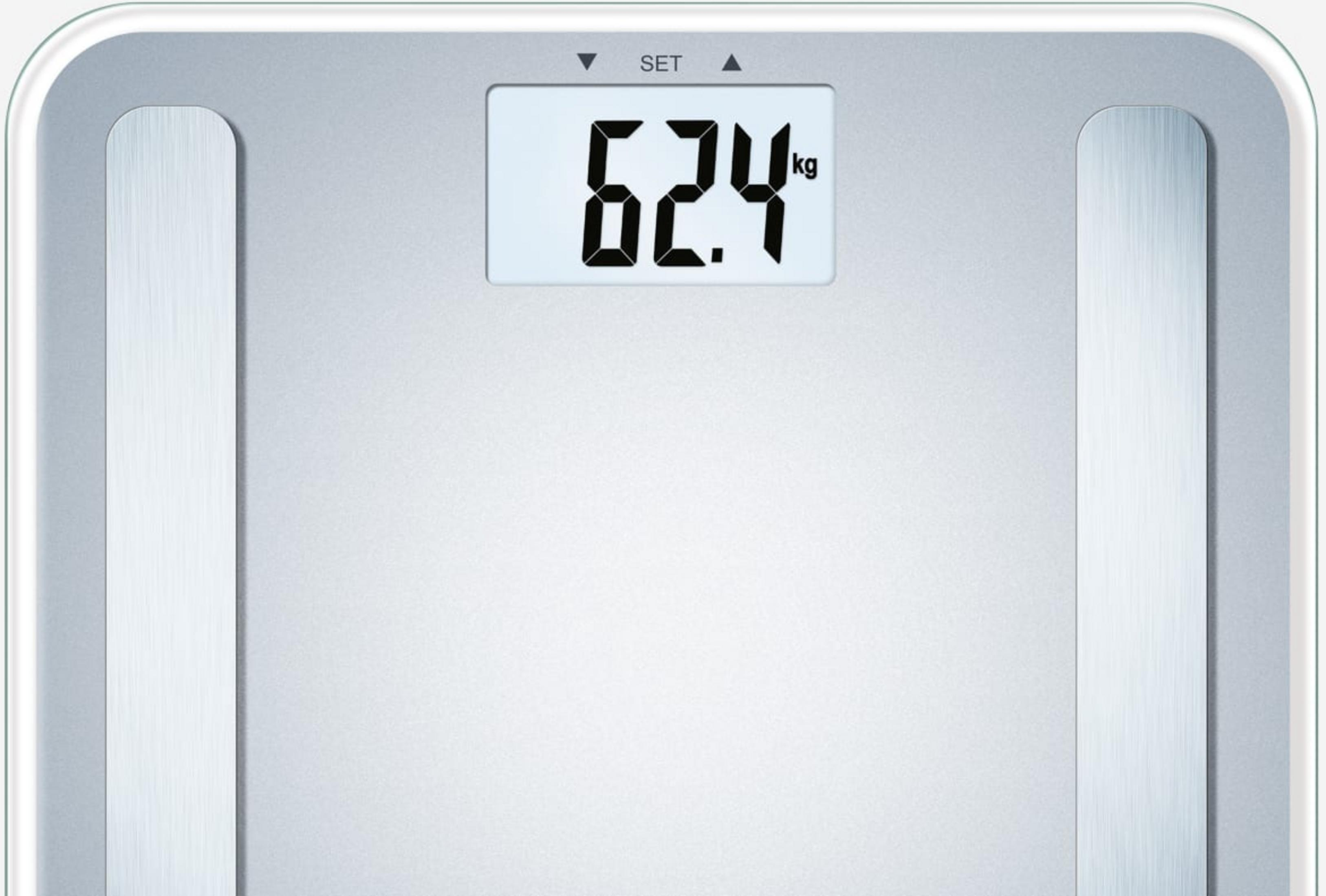 Eine digitale Waage zeigt 62,4 kg an. Silberfarben mit Display.