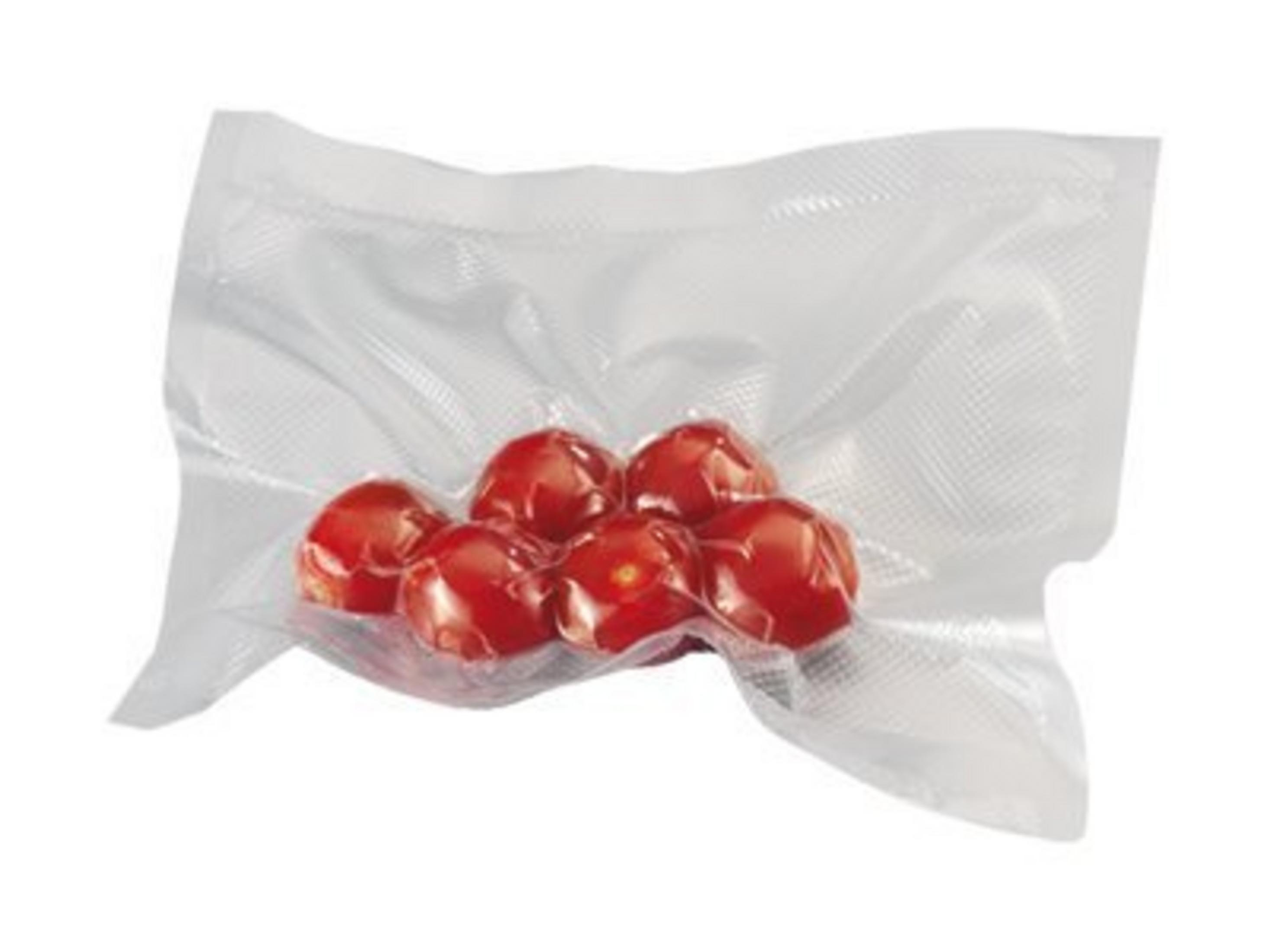 Sieben rote Kirschtomaten in einem Vakuumbeutel auf weißem Hintergrund.