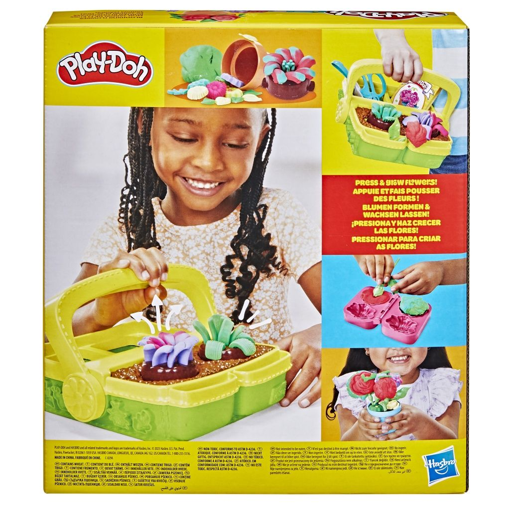 Niños crean coloridas flores de Play-Doh en un carrito de jardín de juguete.