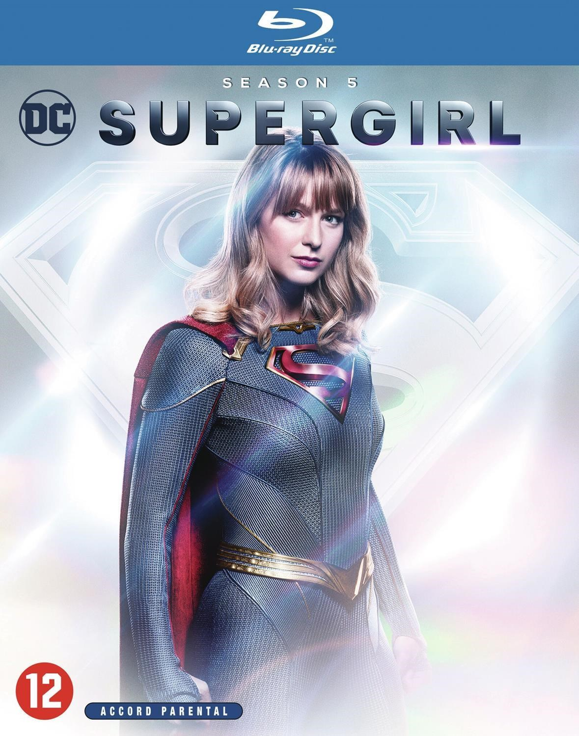Supergirl avec logo DC, logo Blu-ray Disc, Saison 5. Elle porte une combinaison bleue avec cape rouge.