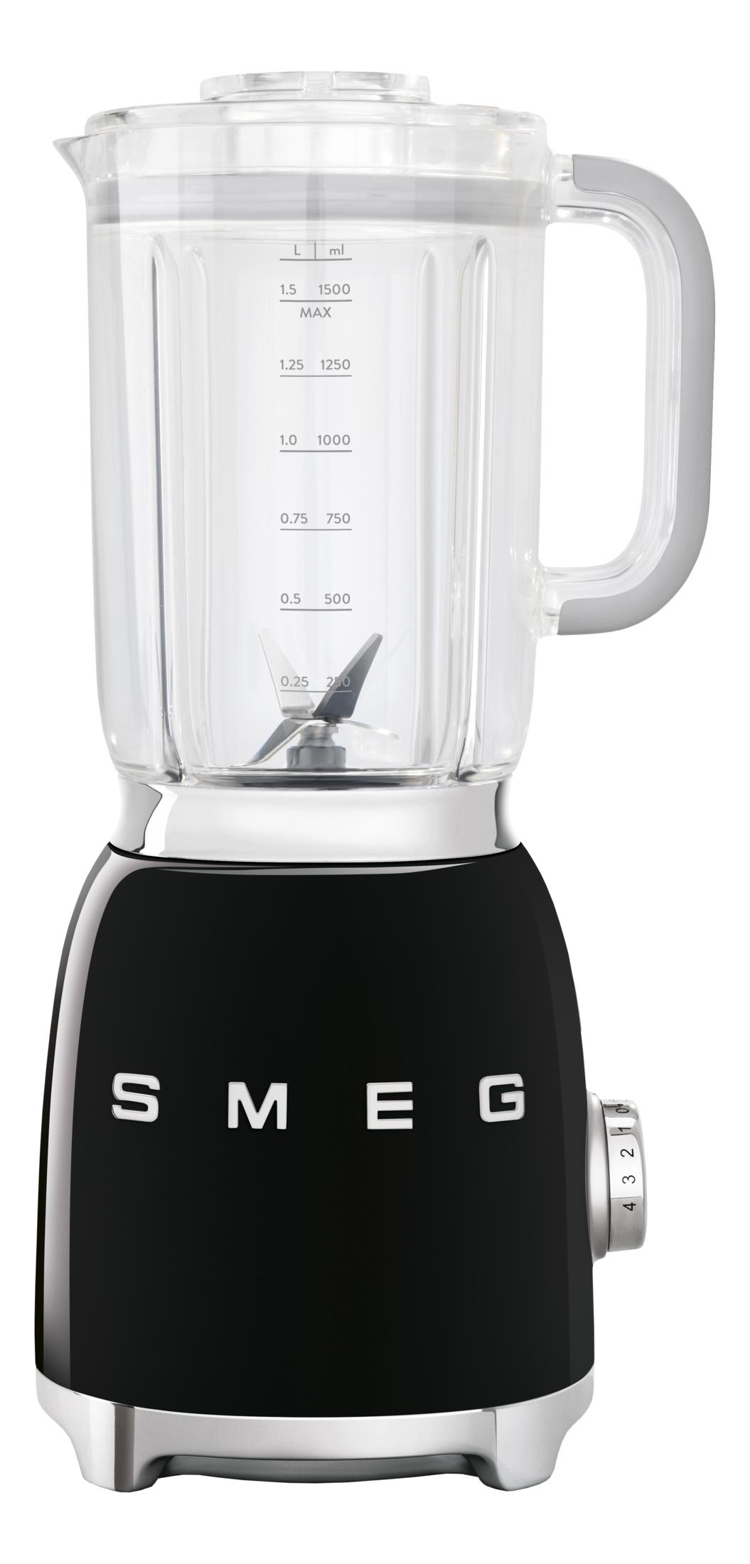Czarny blender SMEG ze szklanym dzbankiem i podziałką.