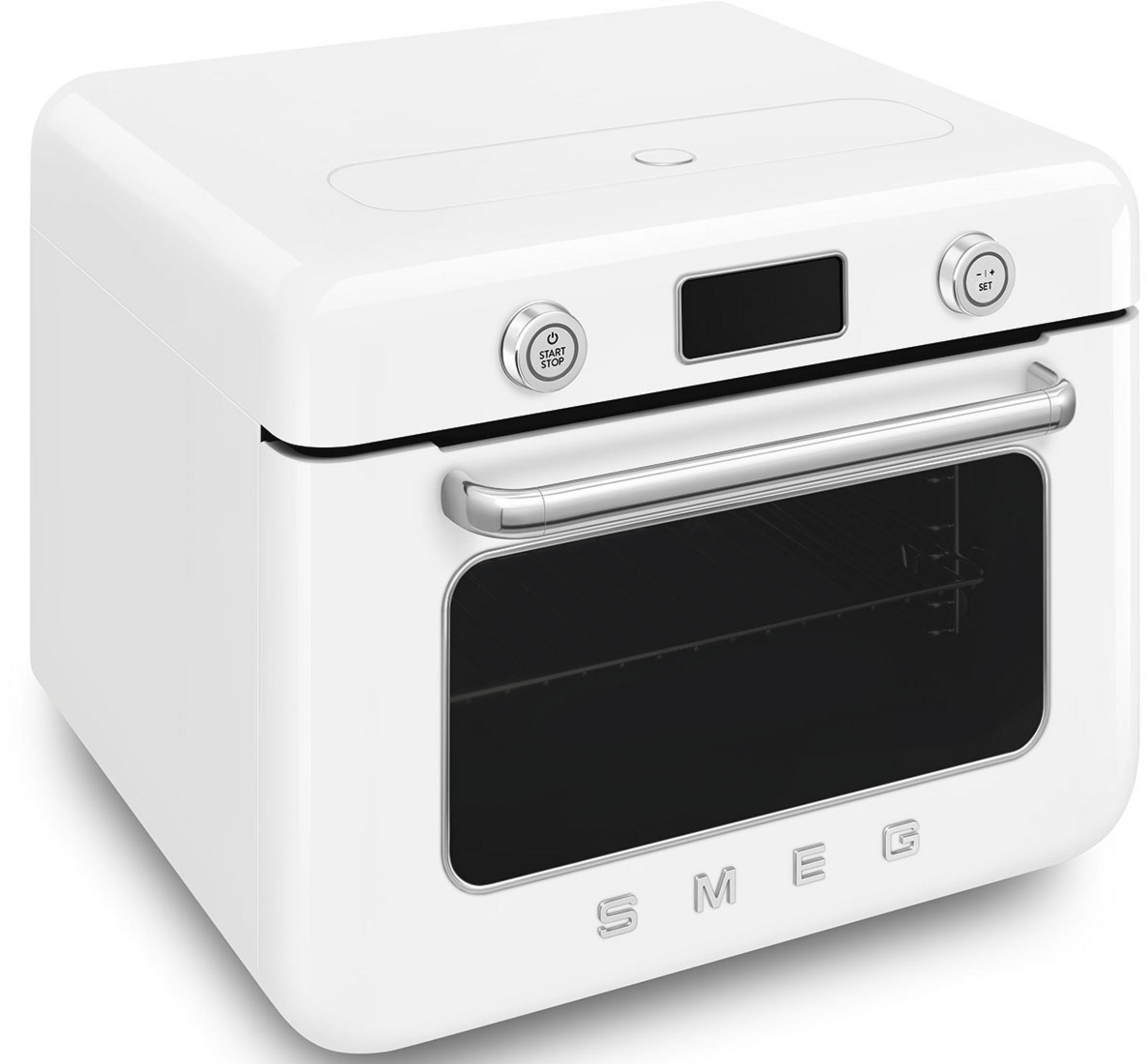 Ein weißer Smeg-Ofen mit silbernen Bedienelementen und Griff.
